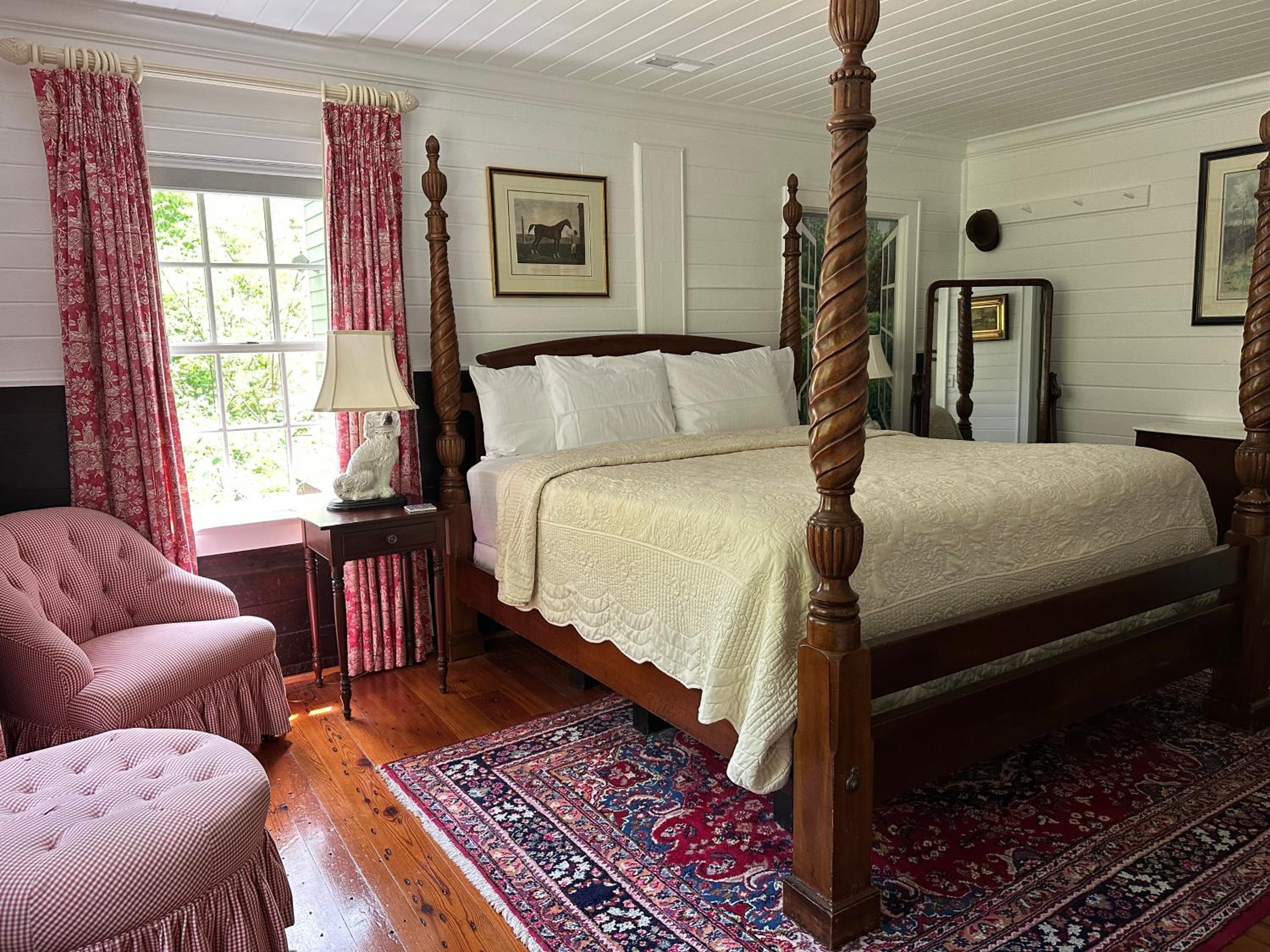 Stallion Queen Suite photo 1