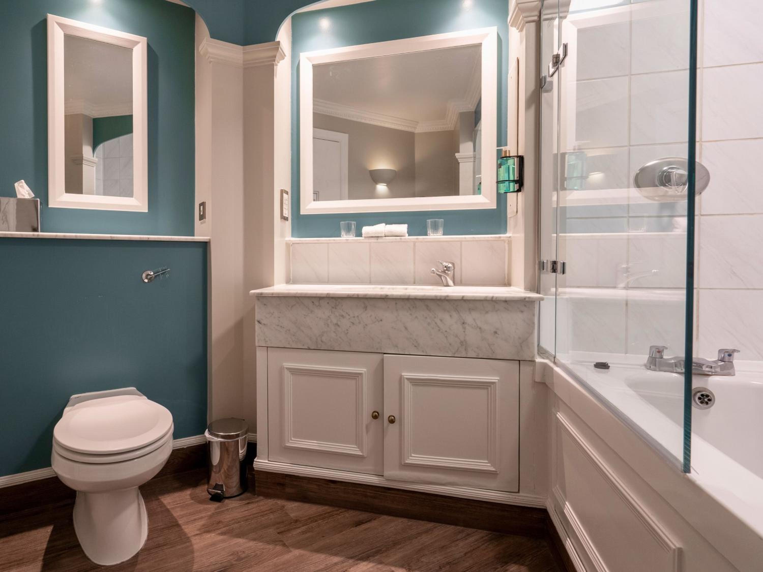 Single Room with Bath photo 3