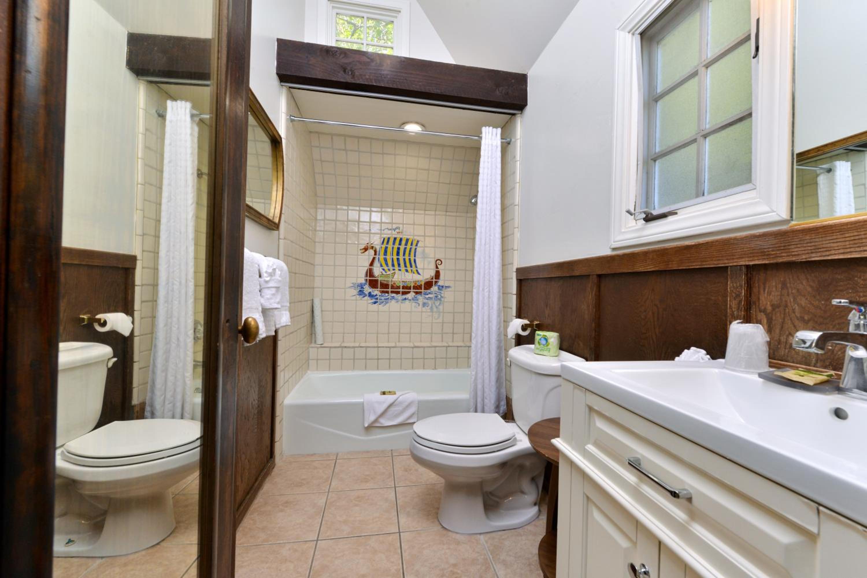 Cottage 1 with Fireplace and Private Jacuzzi - Photo 6