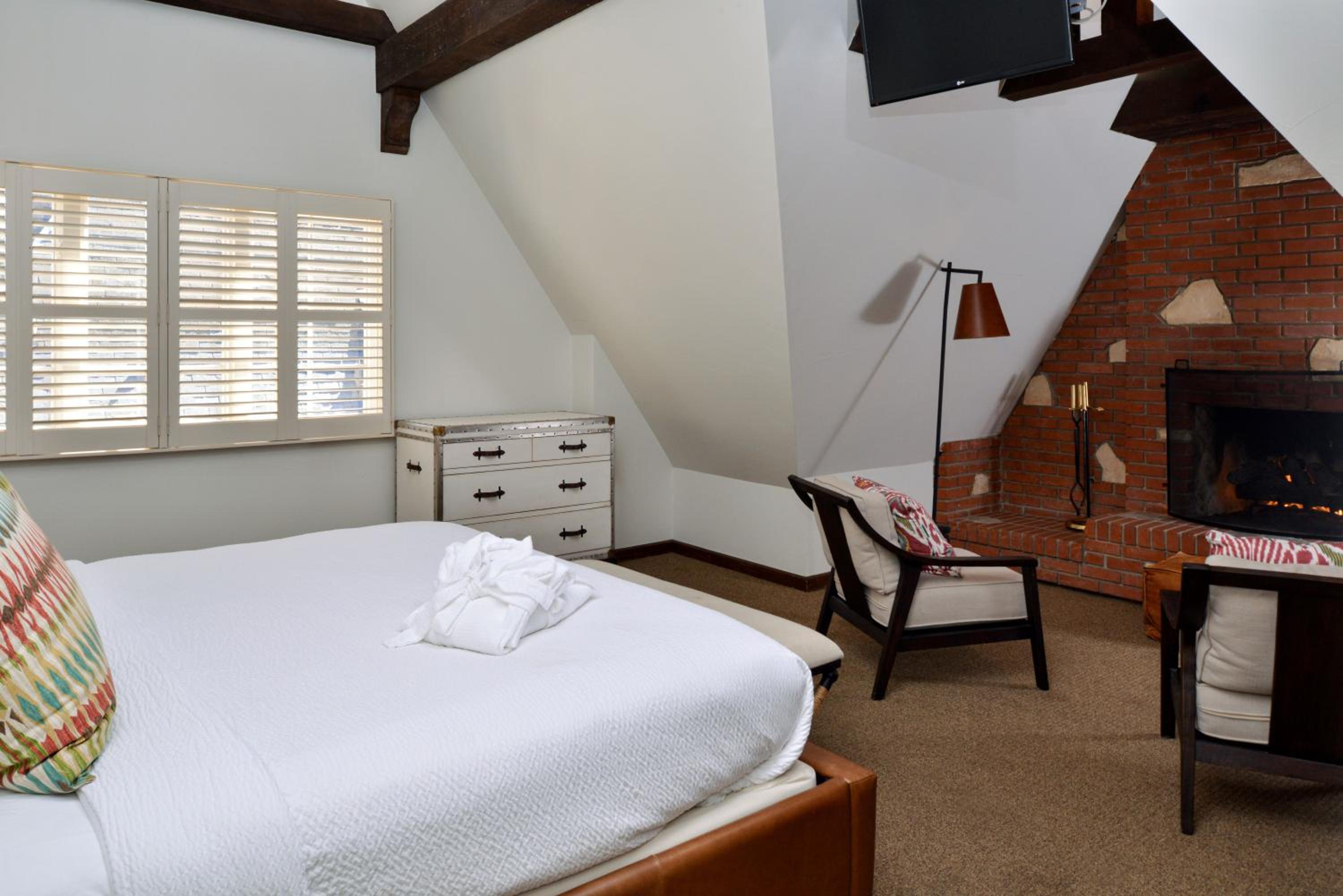 Cottage 1 with Fireplace and Private Jacuzzi - Photo 1