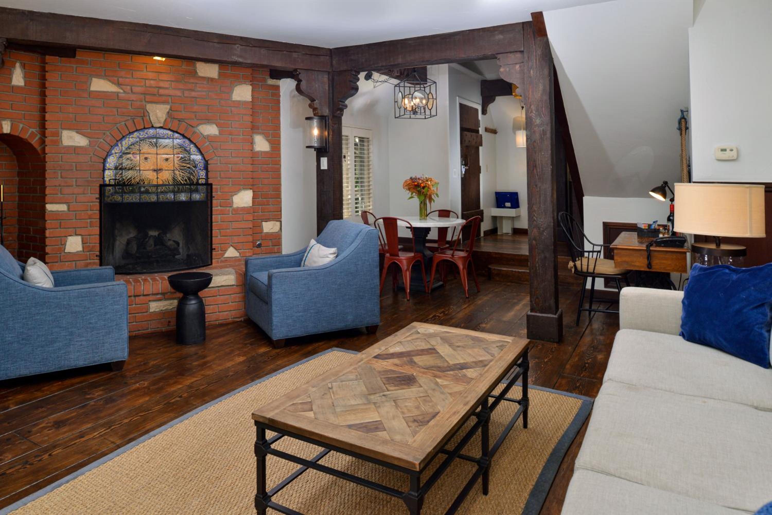 Cottage 1 with Fireplace and Private Jacuzzi - Photo 4