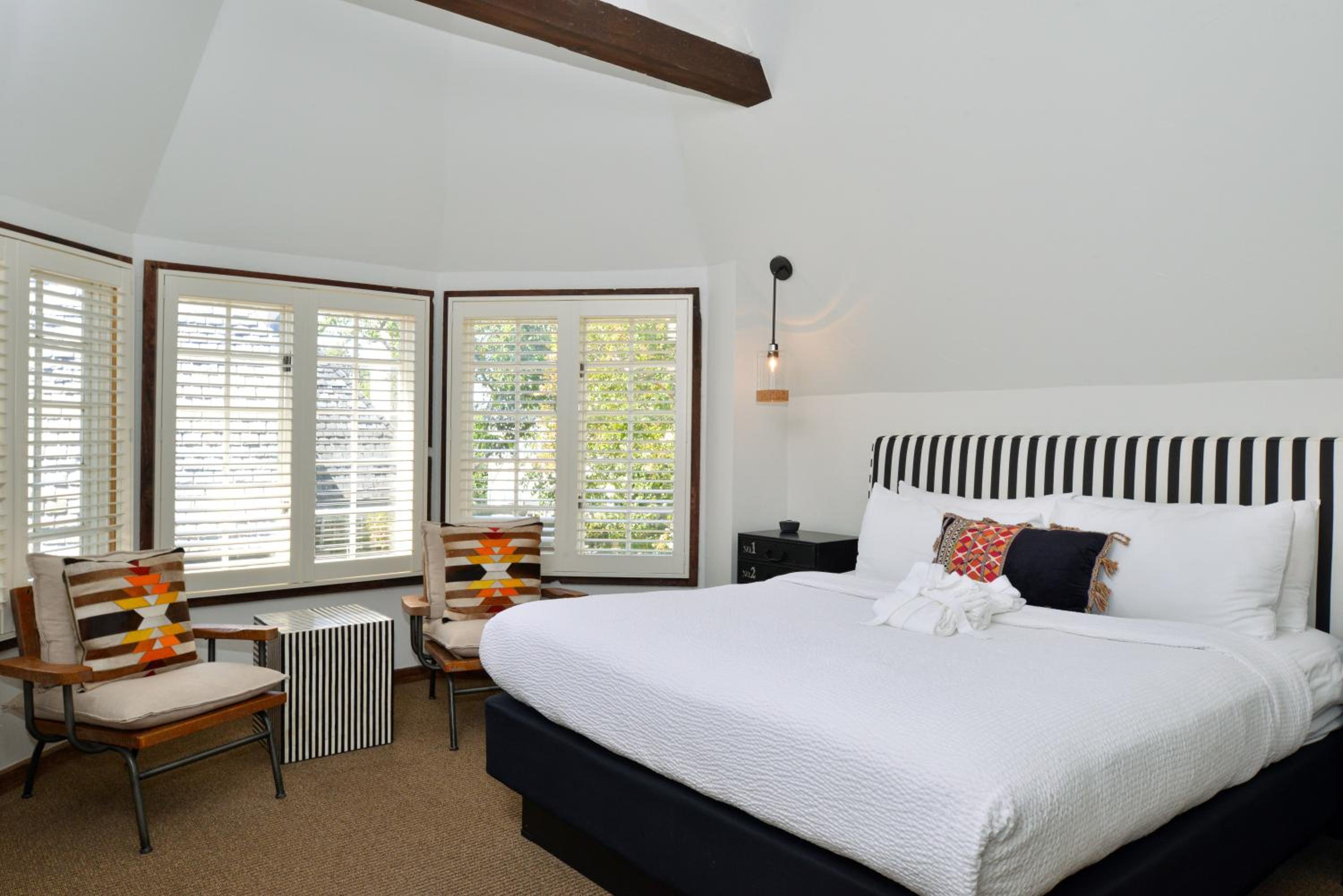 Cottage 2 with Fireplace and Private Jacuzzi