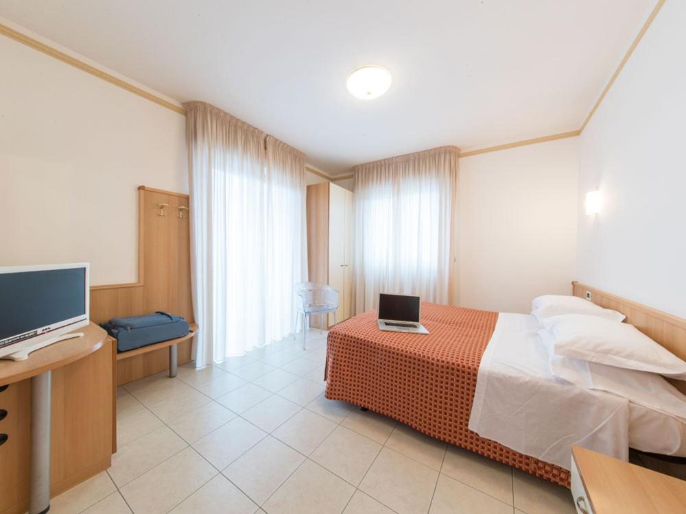 Double or Twin Room photo 3