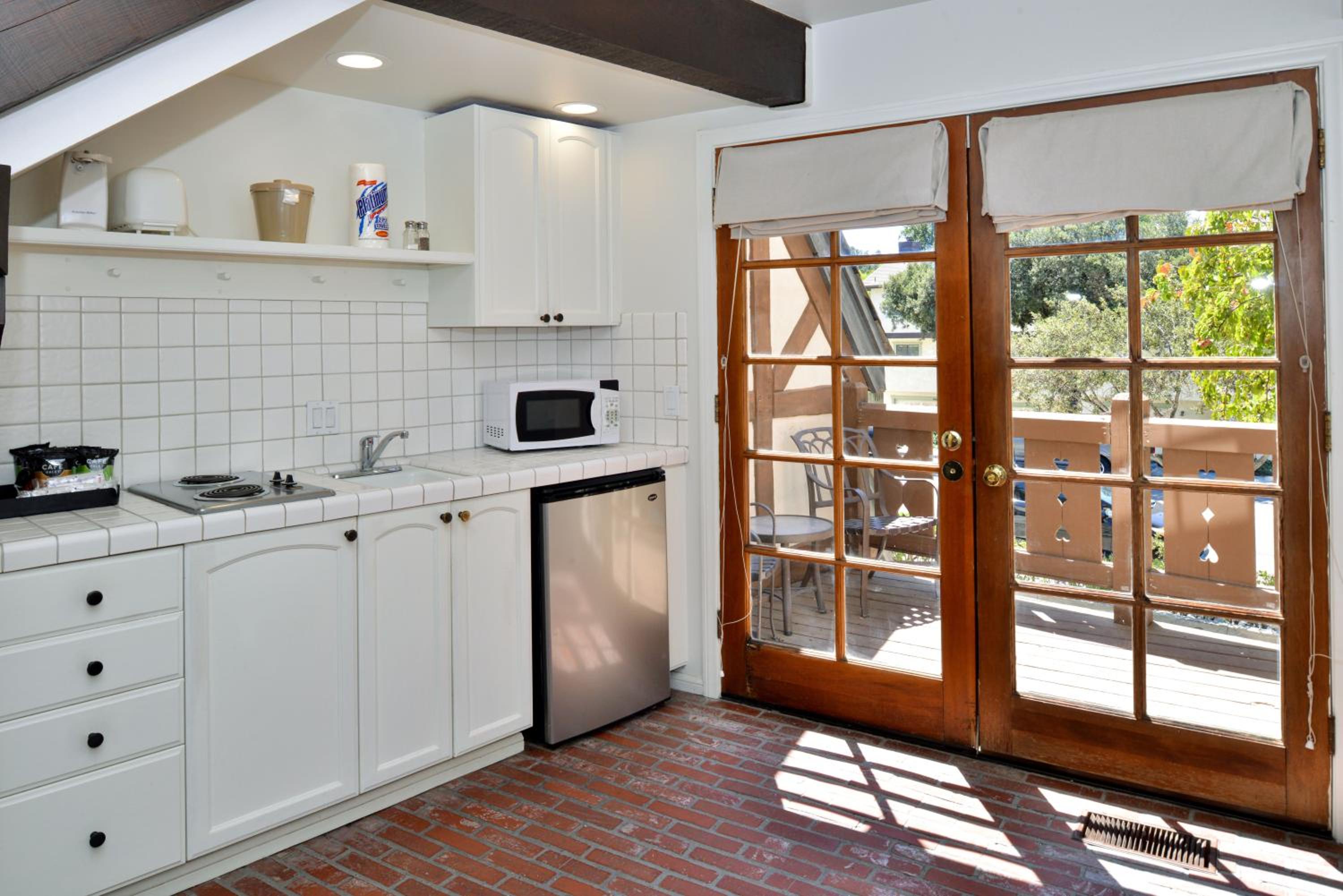 Cottage 5 with Fireplace and Private Jacuzzi - Photo 2