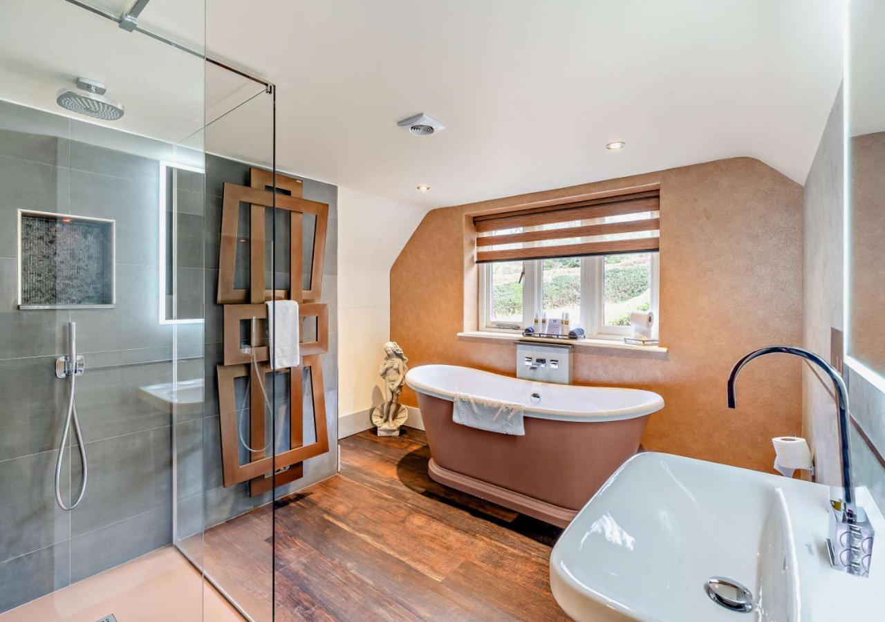 Three-Bedroom House photo 3