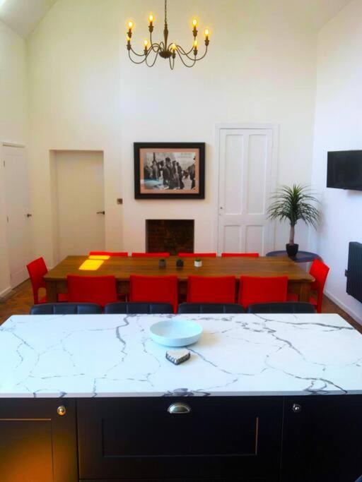 Five-Bedroom House photo 2
