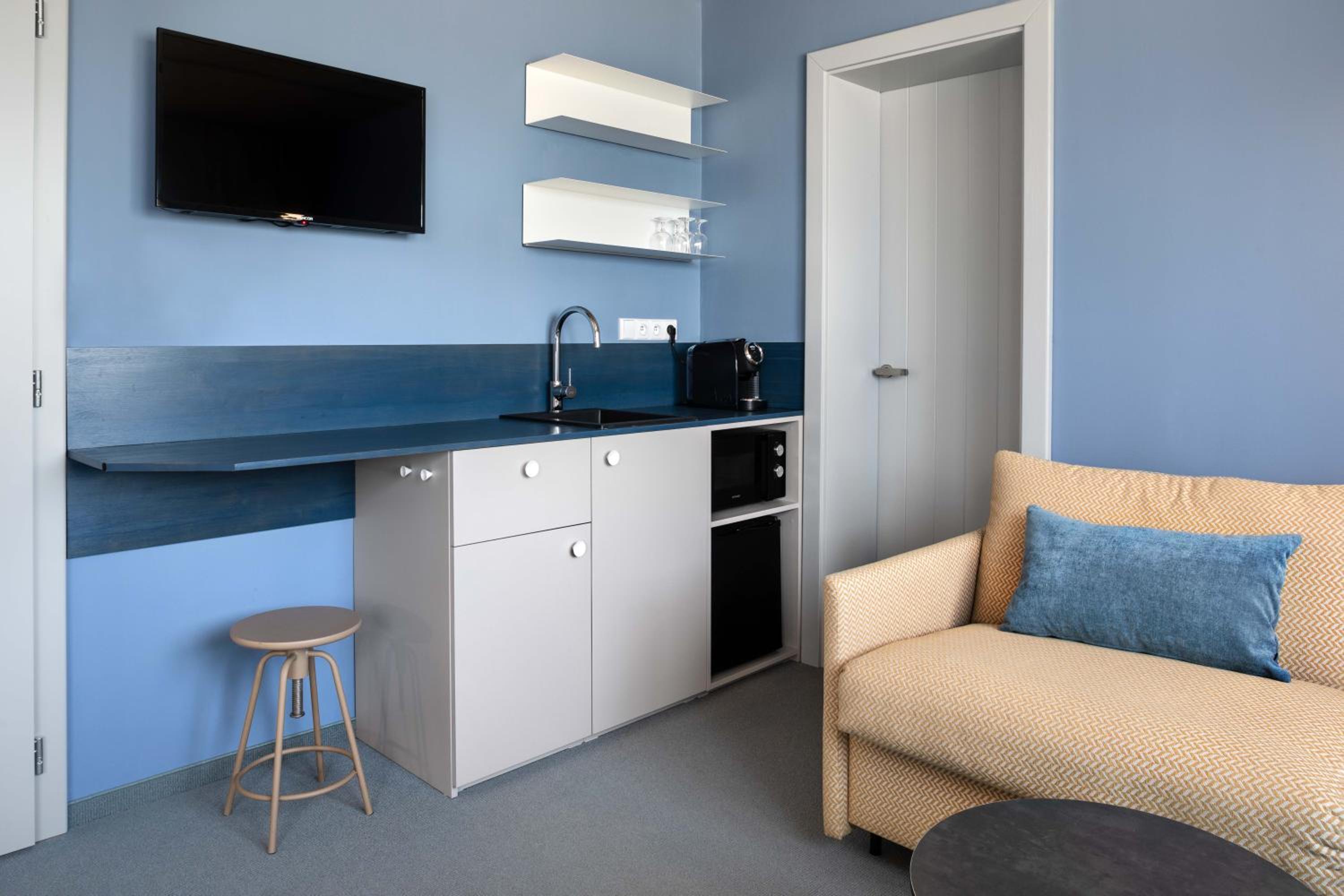 Deluxe Double Room with Extra Bed - Photo 4