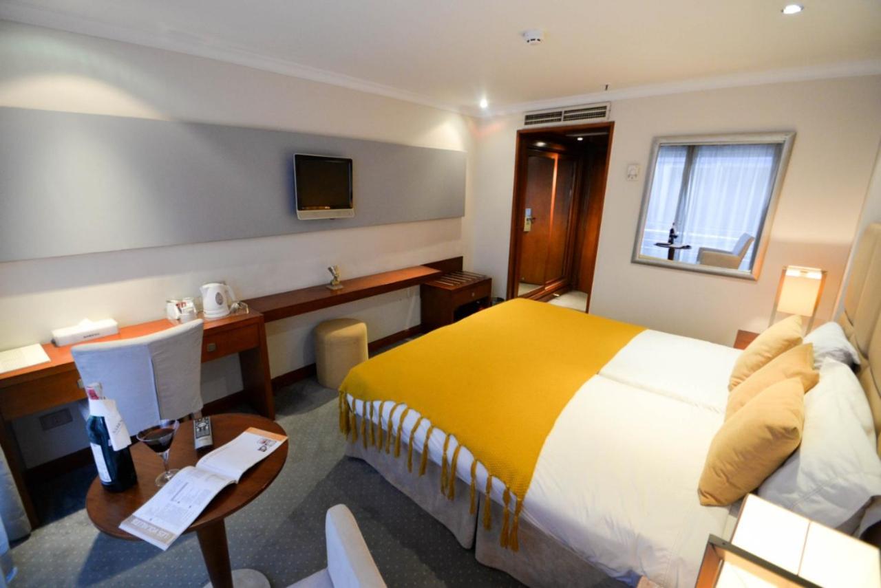 Deluxe Room (2 Adults + 1 Child)