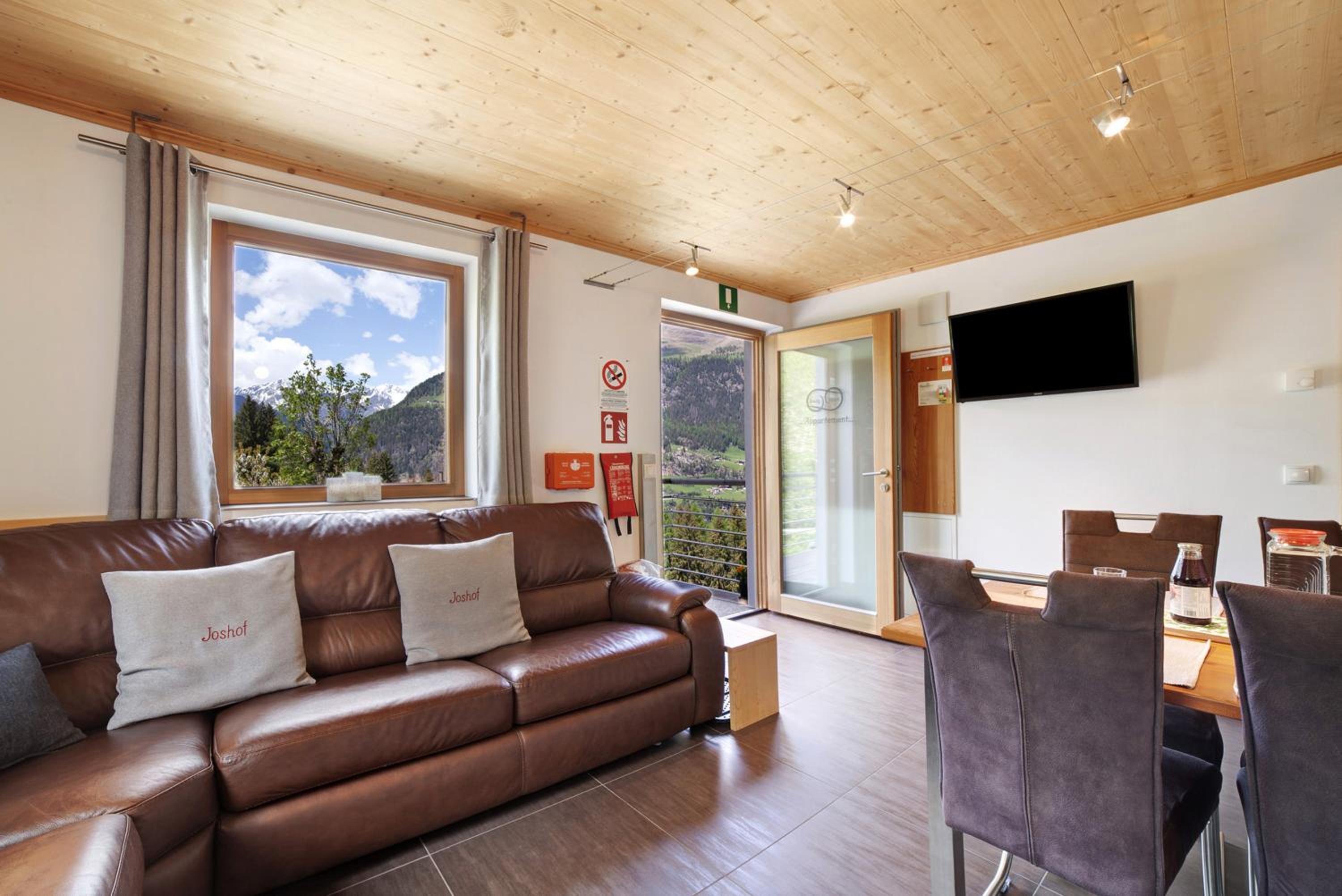 Two-Bedroom Deluxe Apartment with Balcony