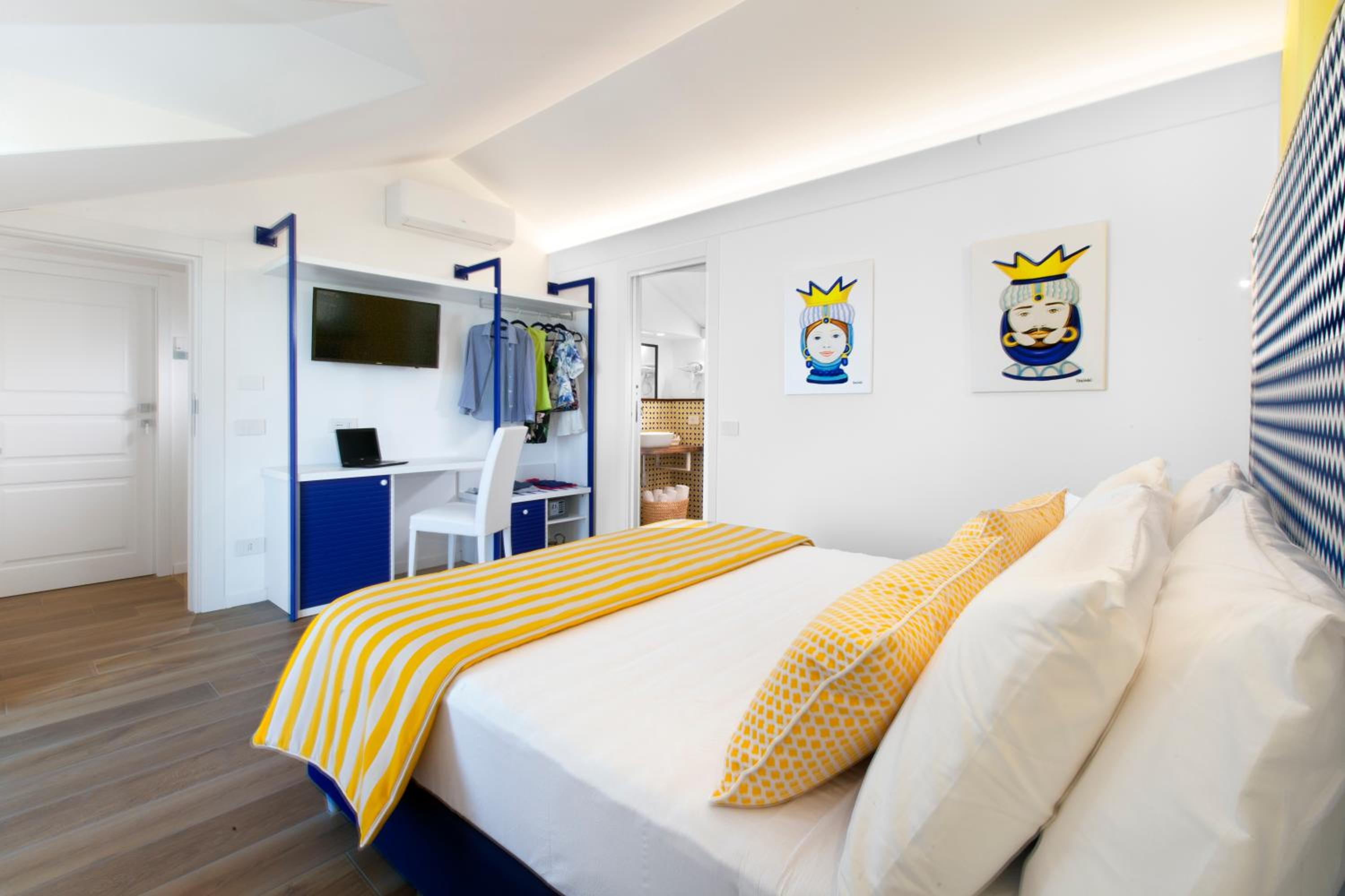 Deluxe Double Room with Balcony and Sea View photo 2