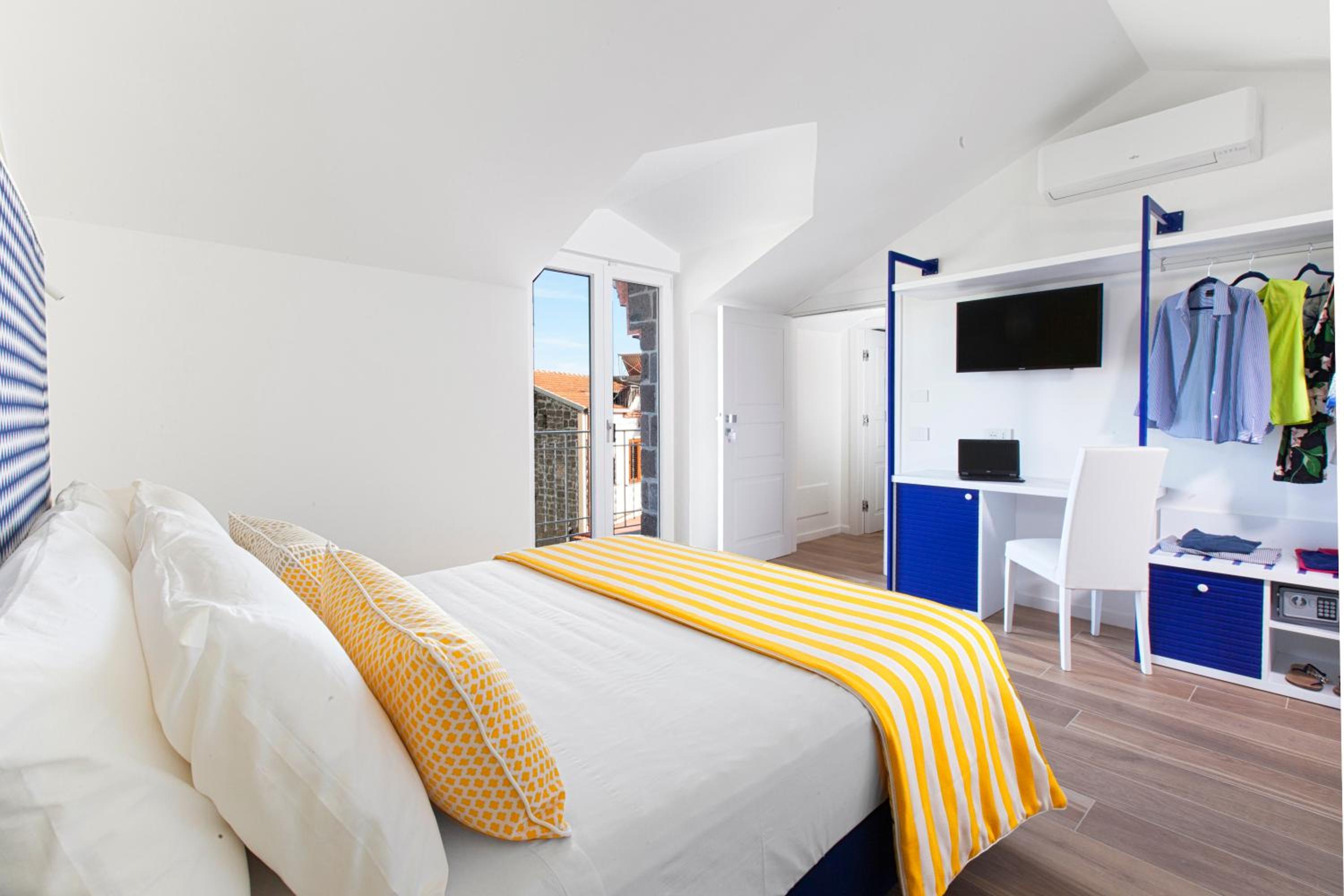 Deluxe Double Room with Balcony and Sea View