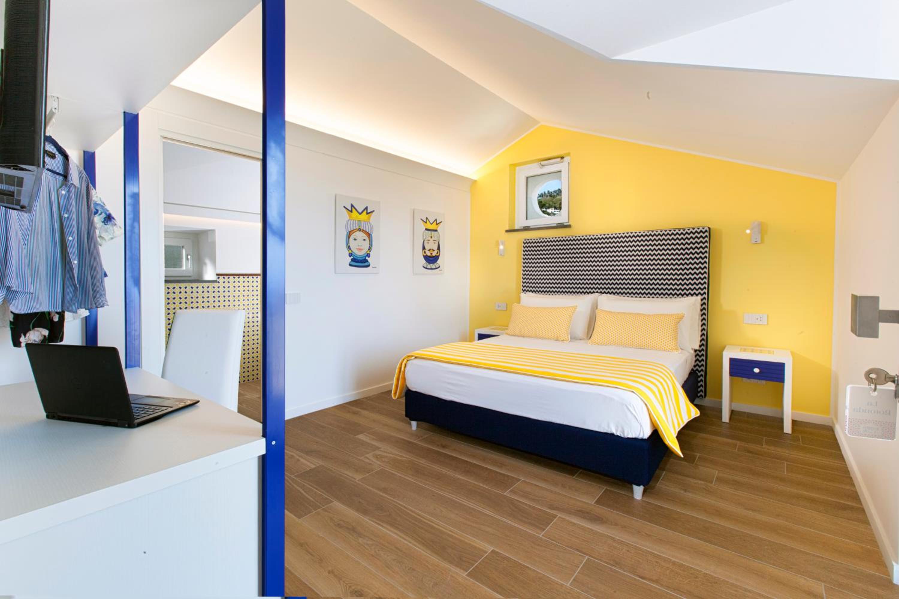 Deluxe Double Room with Balcony and Sea View photo 3