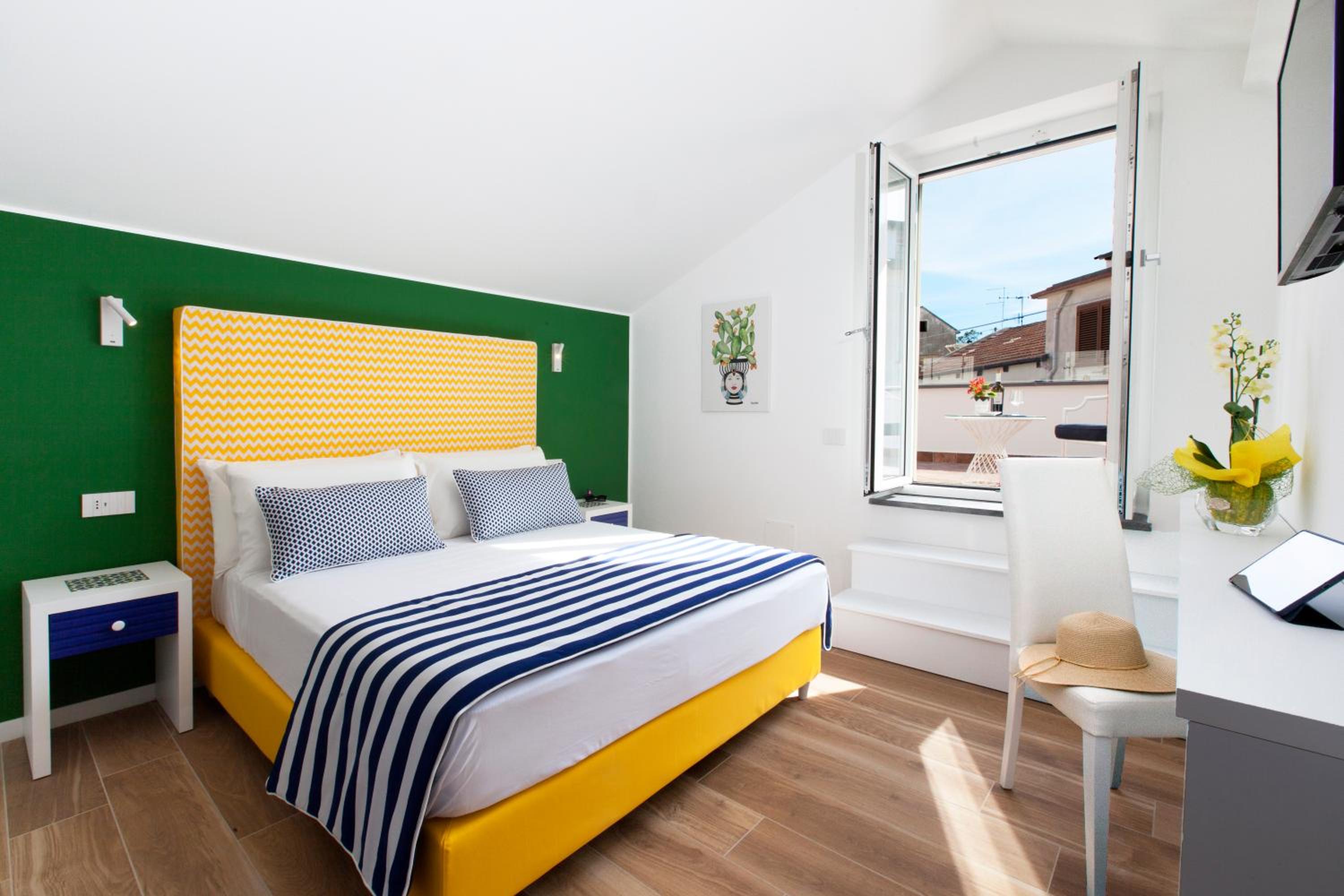 Deluxe Double Room with Balcony and Sea View photo 1