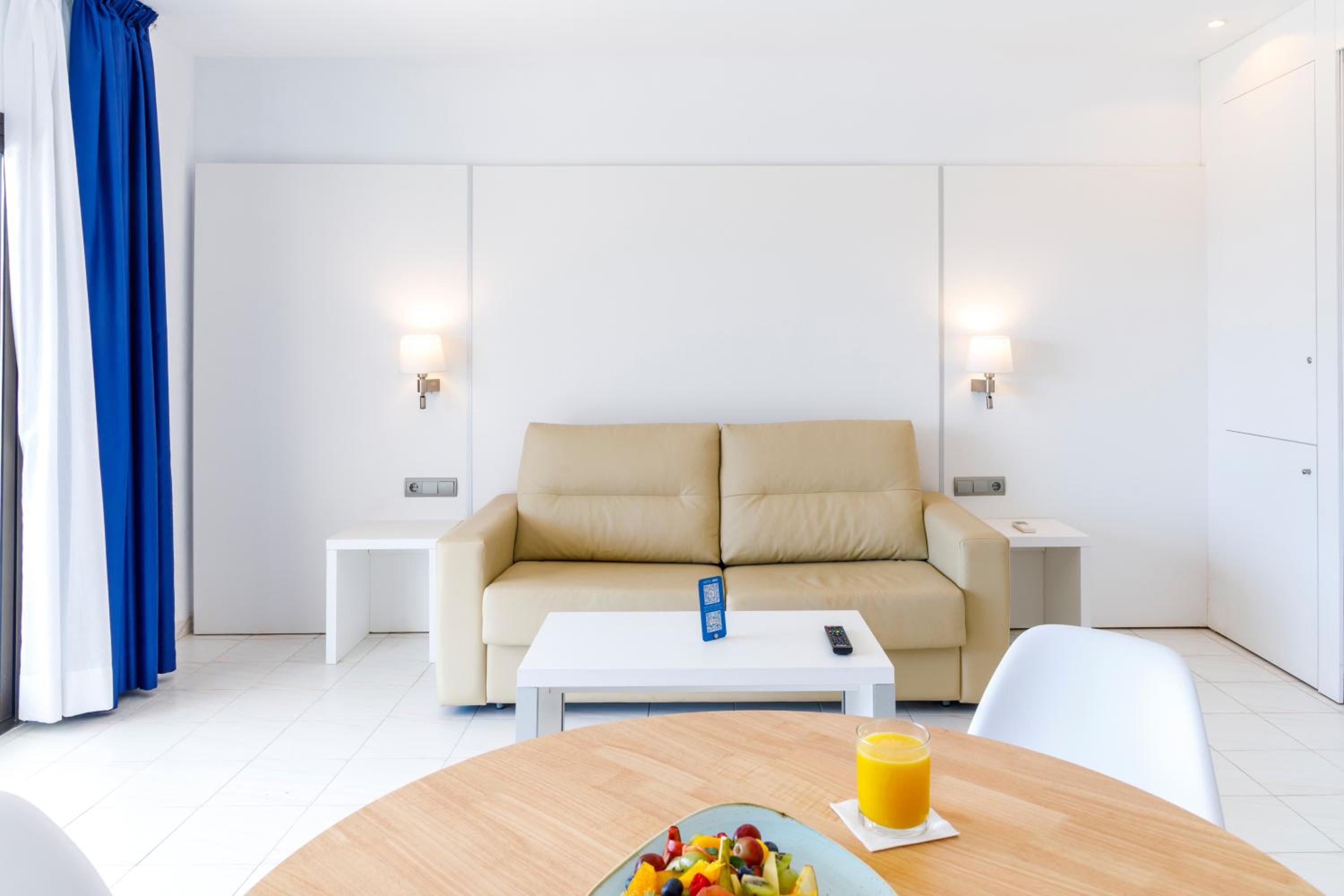 Suite con vista a la piscina (2 adultos + 1 niño)