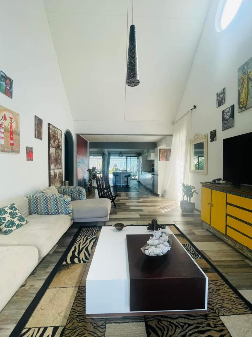 Six-Bedroom House photo 2