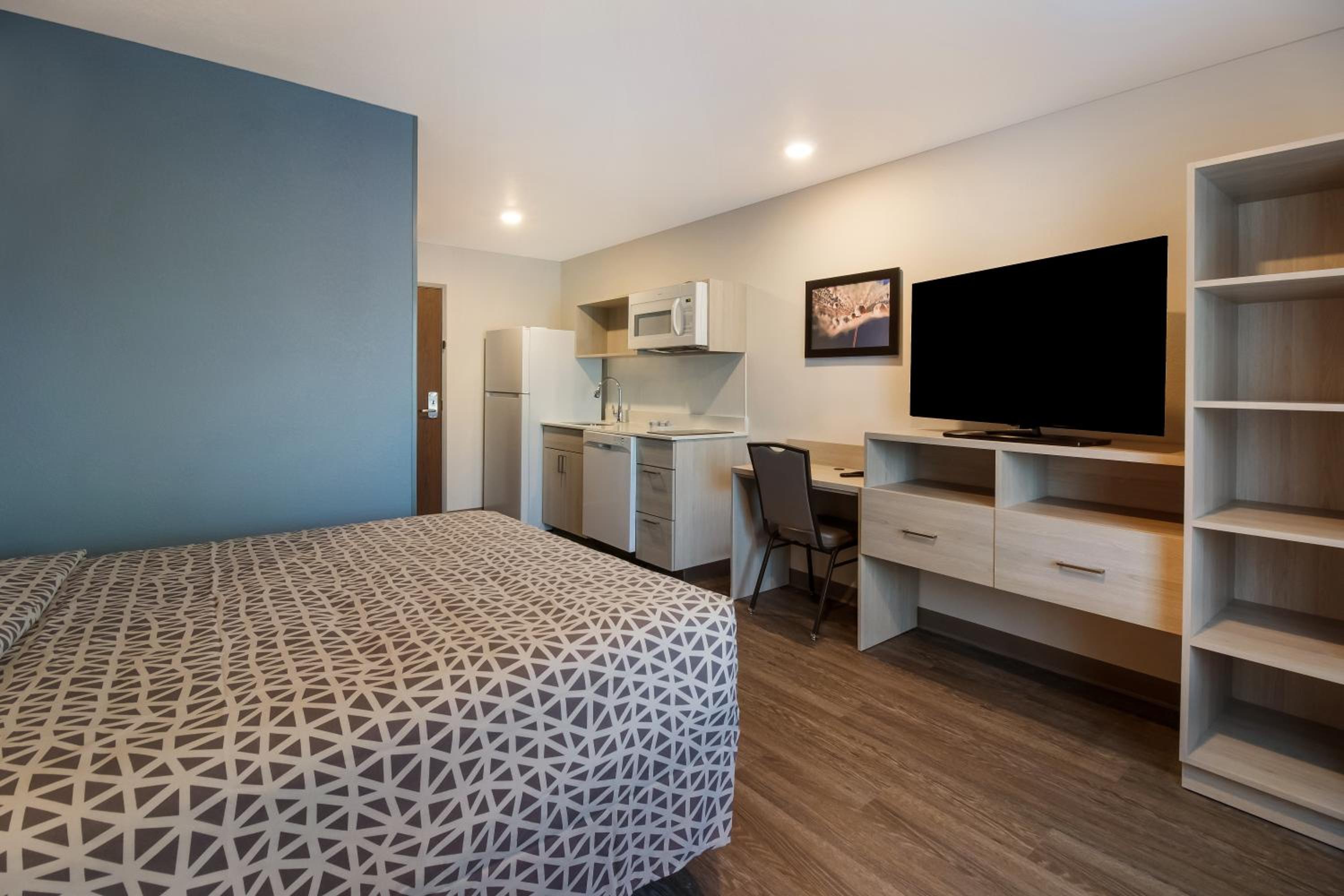 QUEEN SUITE WITH SOFA/DISHWASHER (DISHES/COOKWARE INCLUDED) photo 3