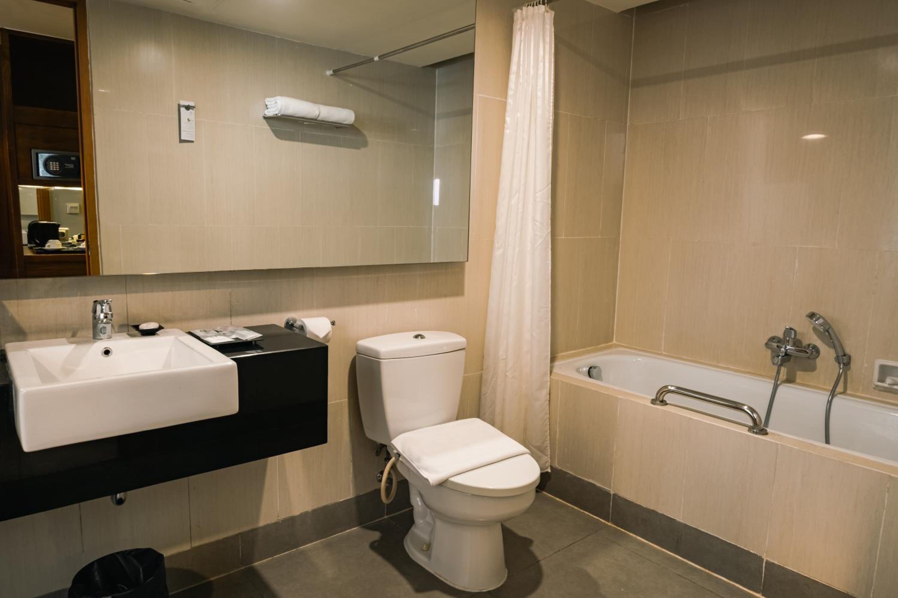 Premier Double Room Bathtub