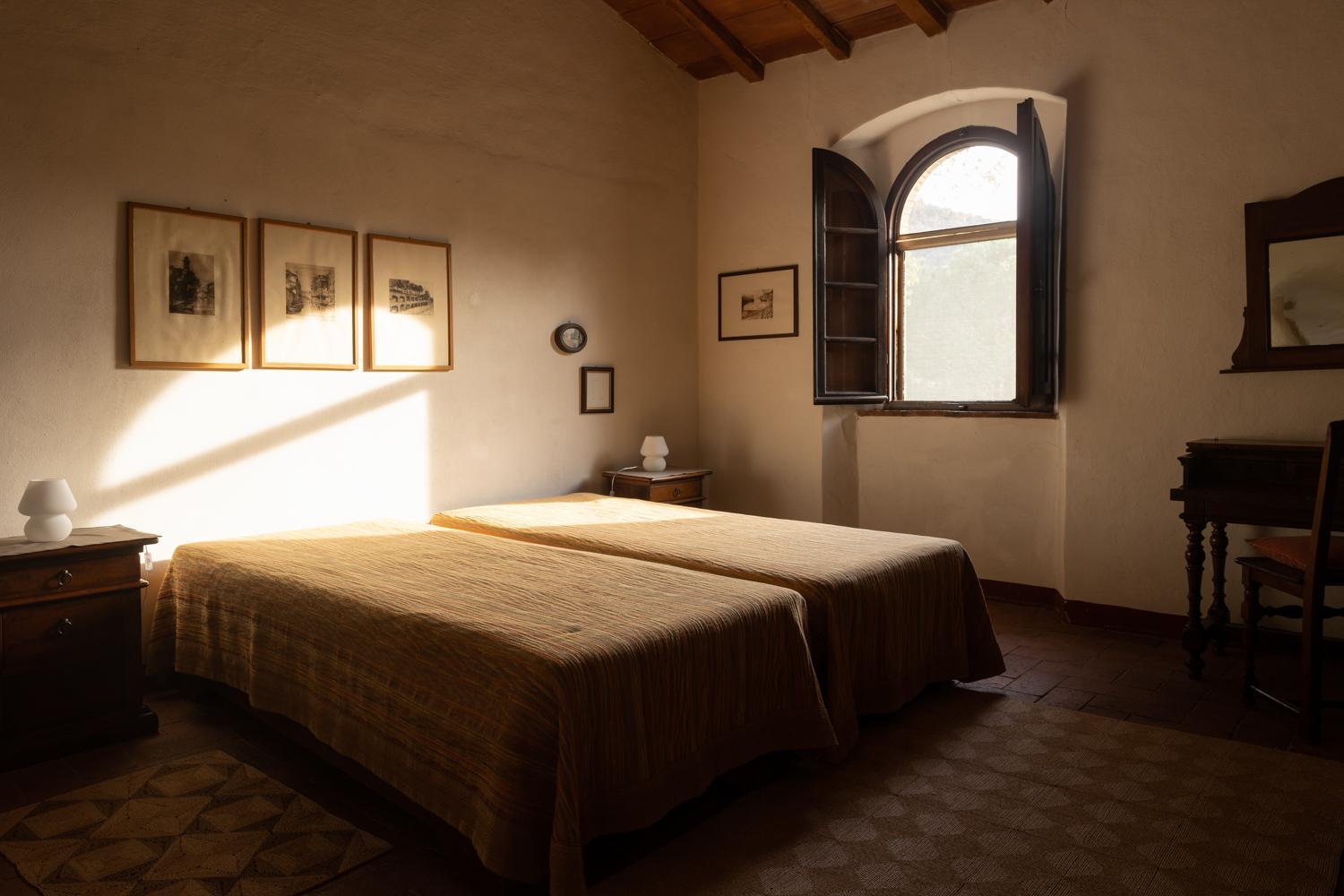 Five-Bedroom House photo 1