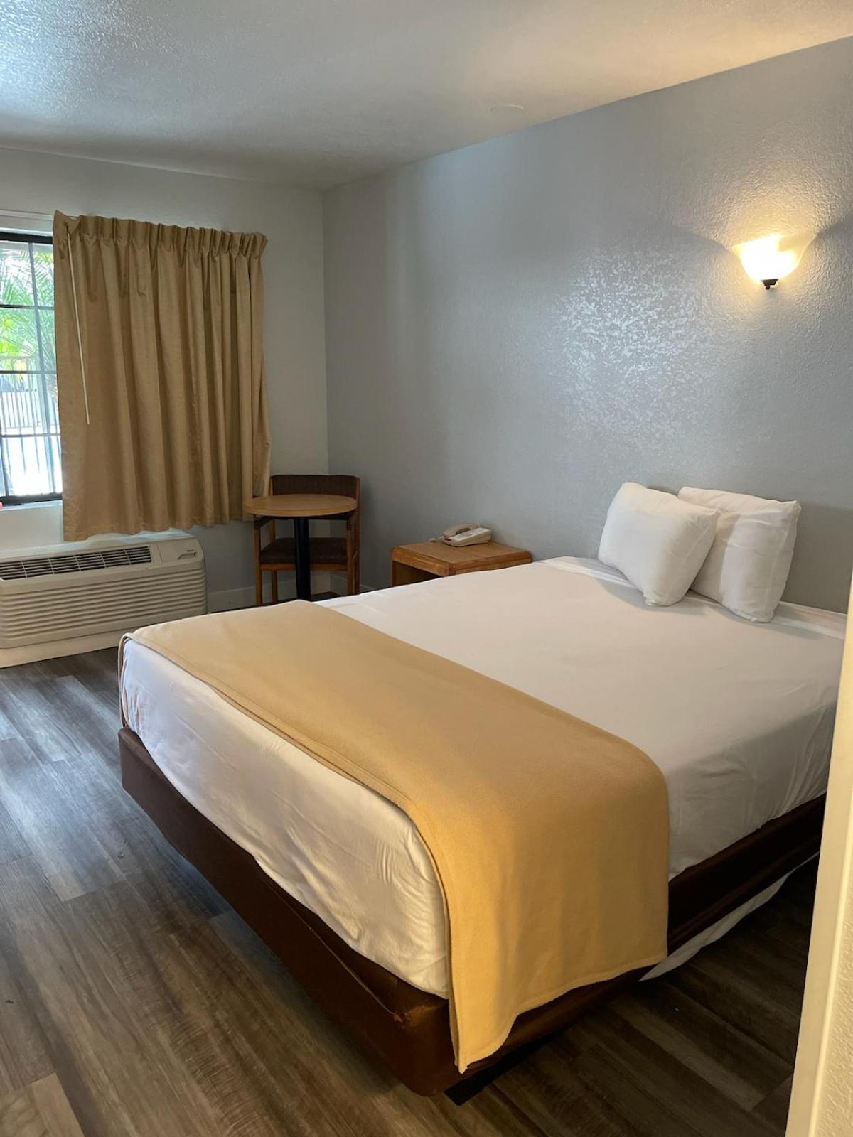 Deluxe Double Room (2 Adults + 1 Child)