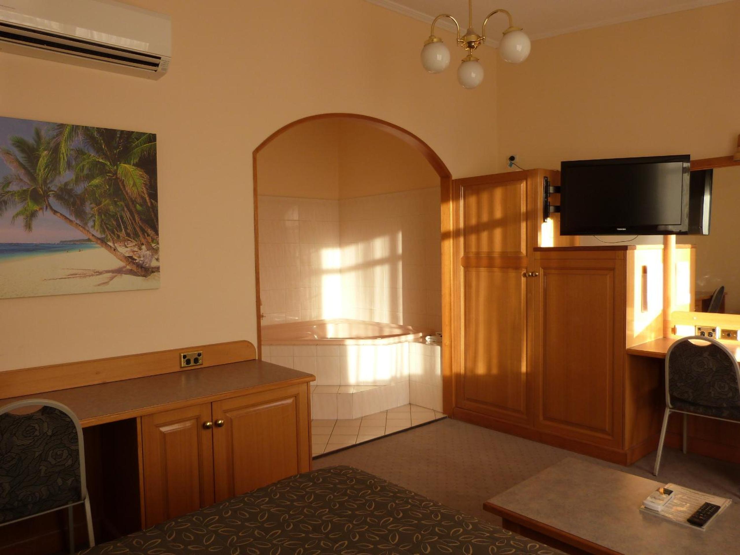 Queen Room with Spa Bath photo 2