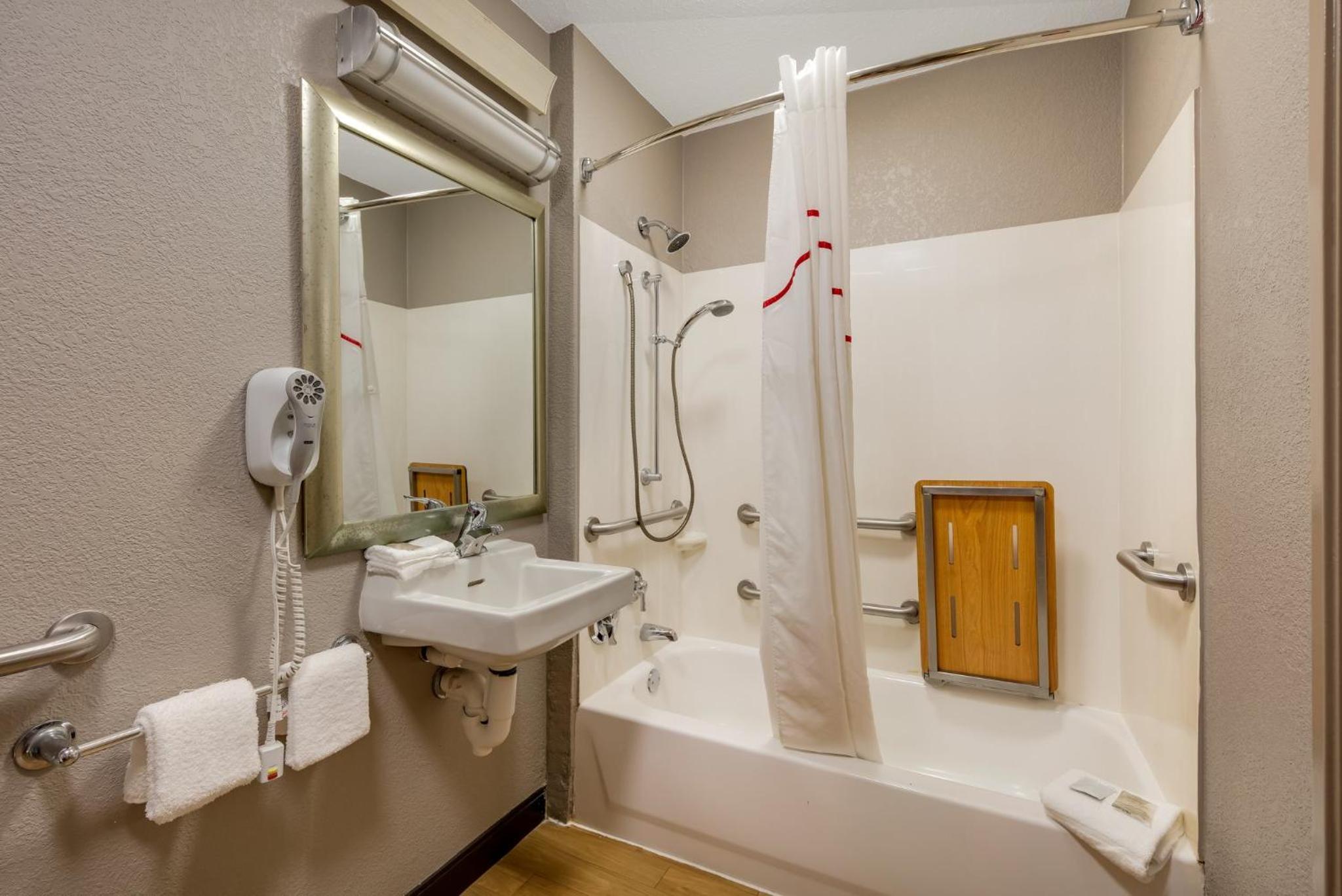 Superior King Room Disability Access Smoke Free - Photo 5