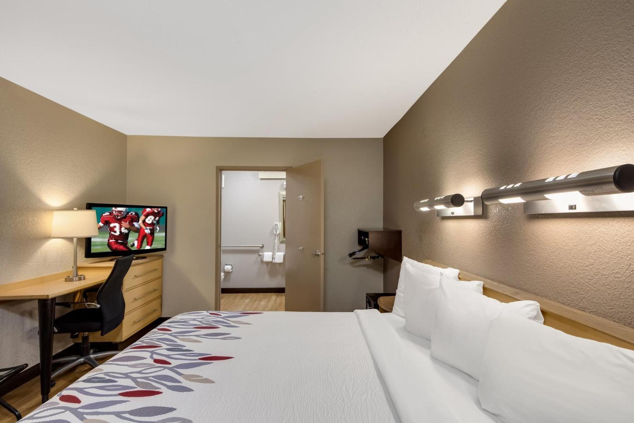 Superior King Room Disability Access Smoke Free - Photo 9