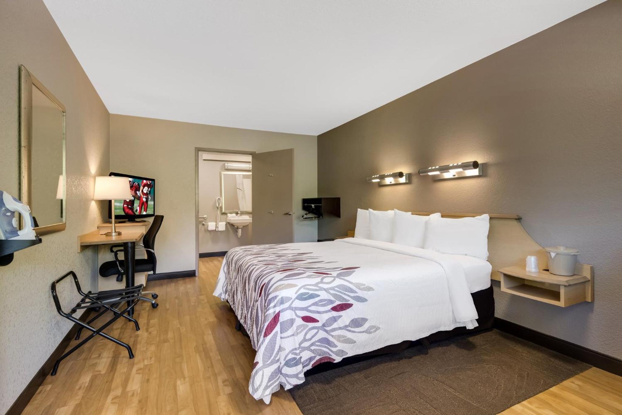 Superior King Room Disability Access Smoke Free - Photo 6
