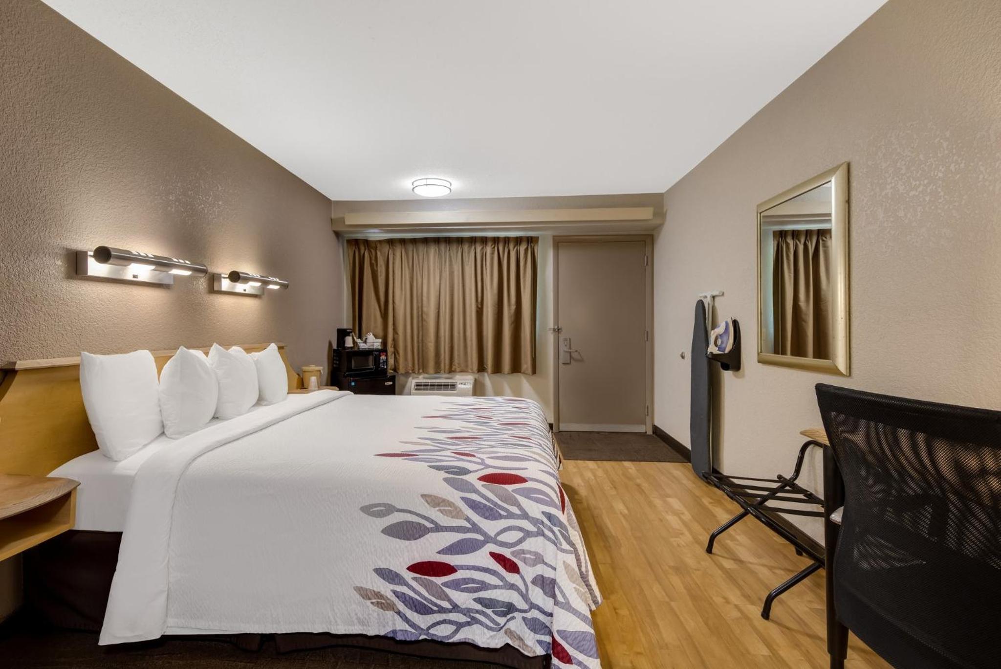 Superior King Room Disability Access Smoke Free - Photo 2