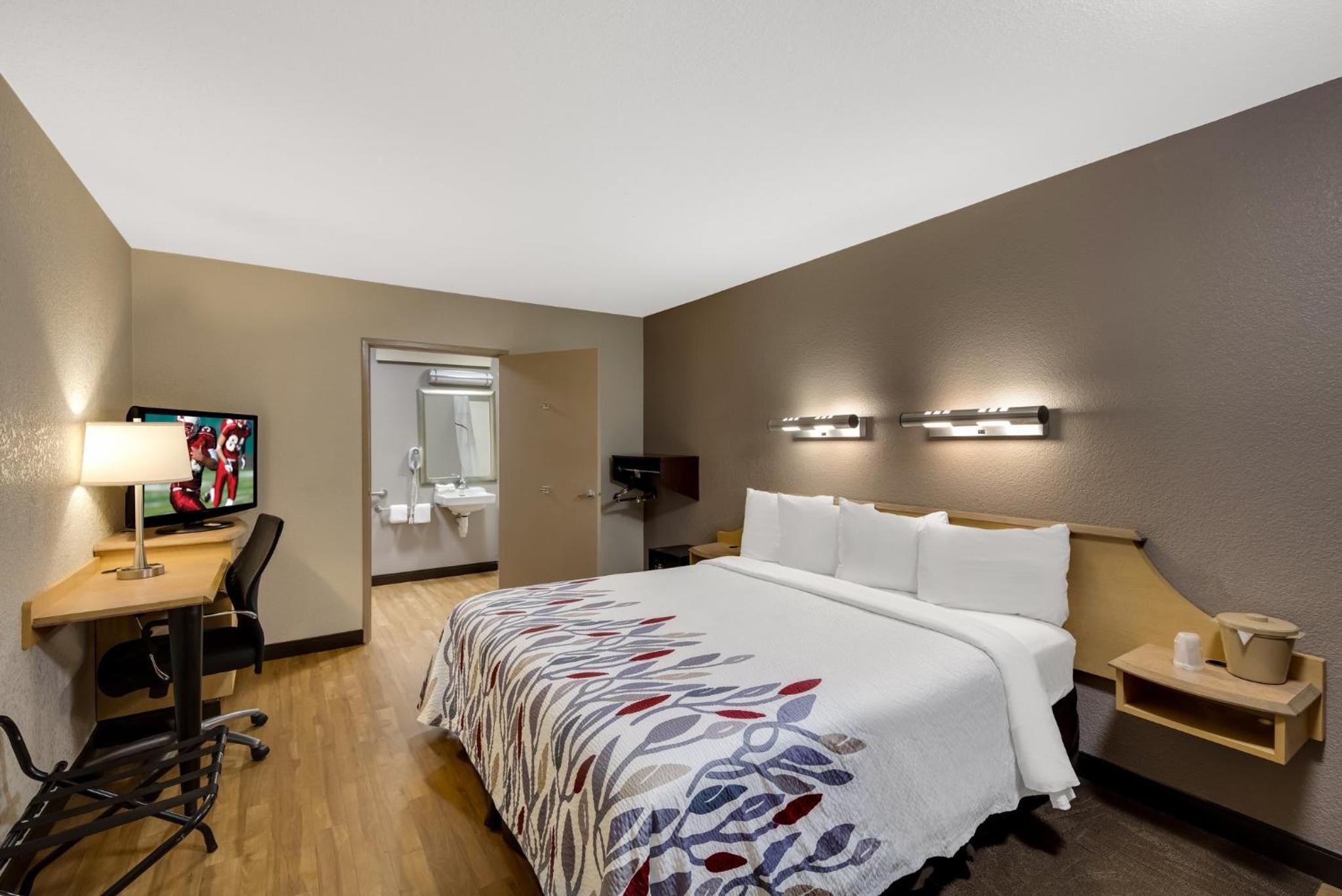 Superior King Room Disability Access Smoke Free - Photo 8