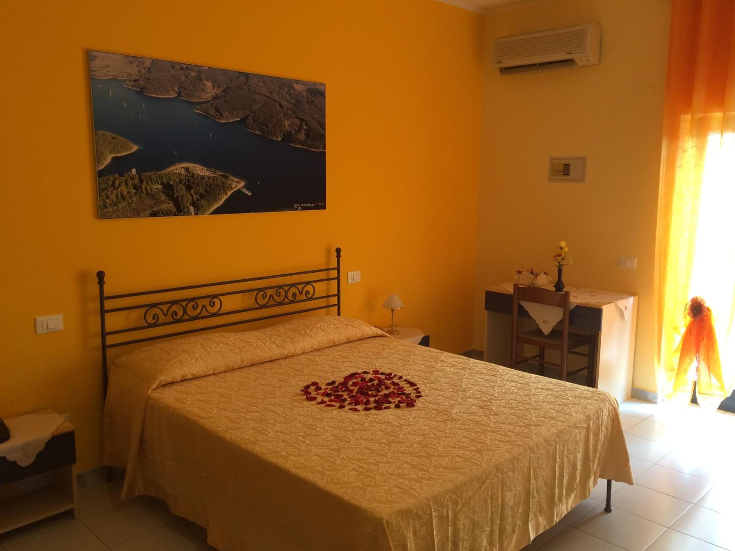 Deluxe Double Room with Balcony - Photo 3