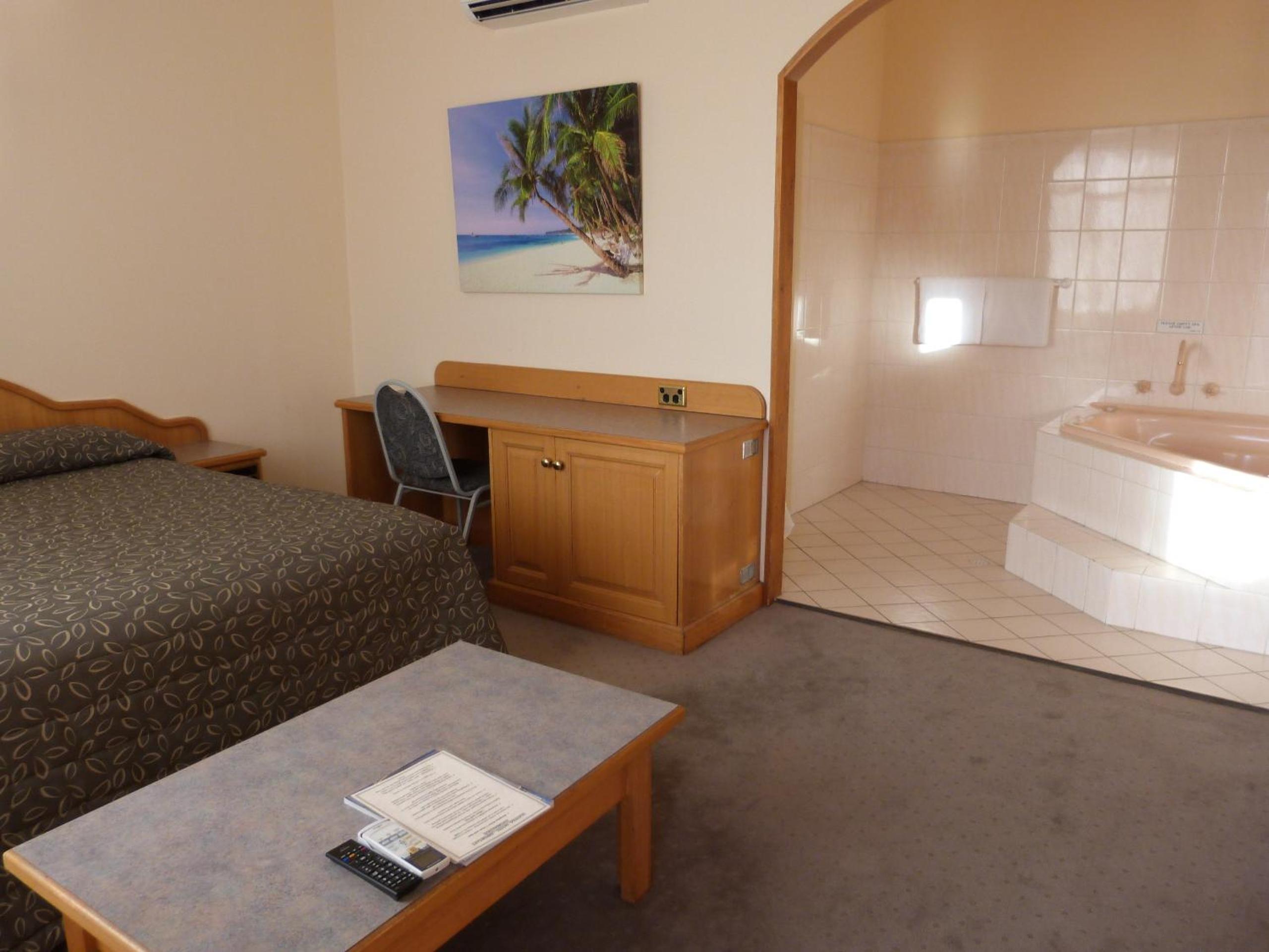 Queen Room with Spa Bath photo 1