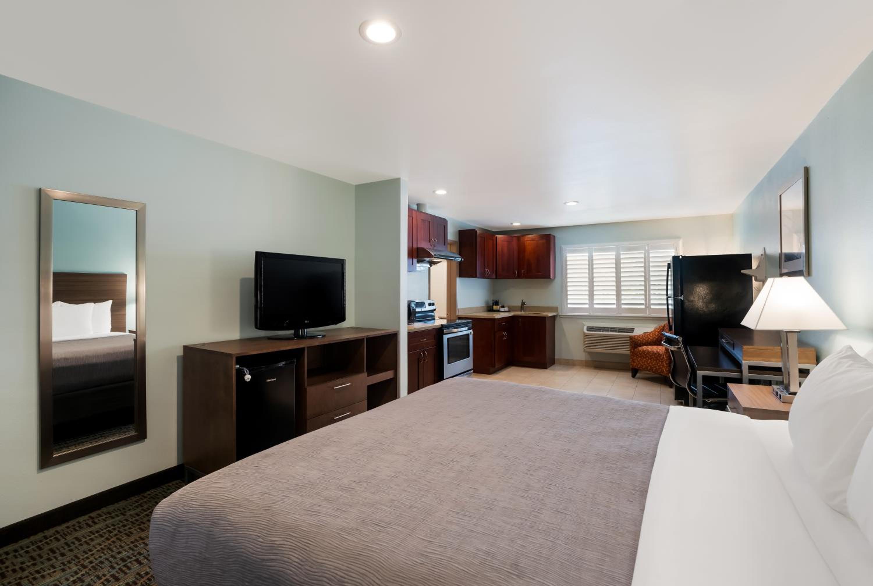 King Suite - Non-Smoking photo 2