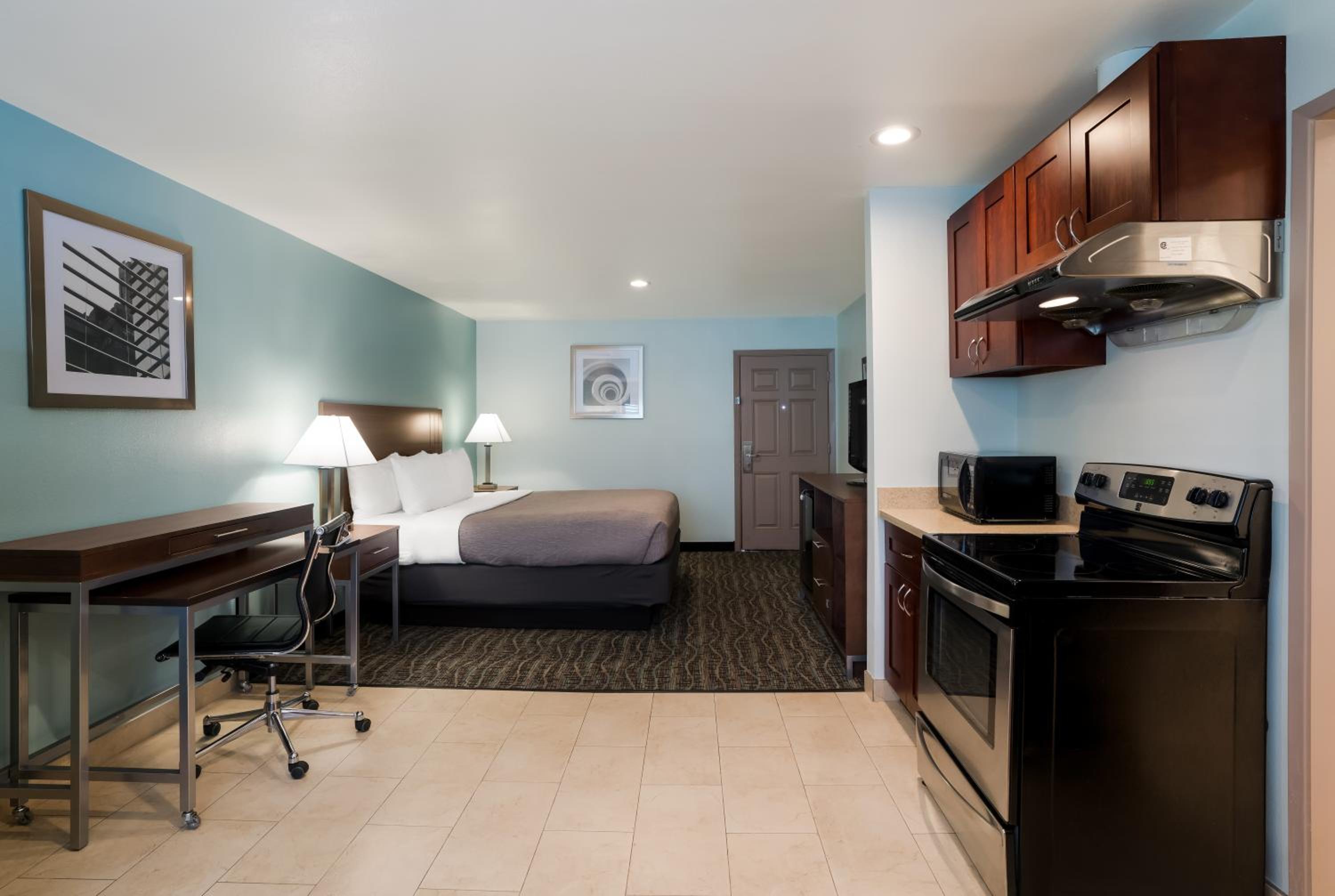 King Suite - Non-Smoking photo 1