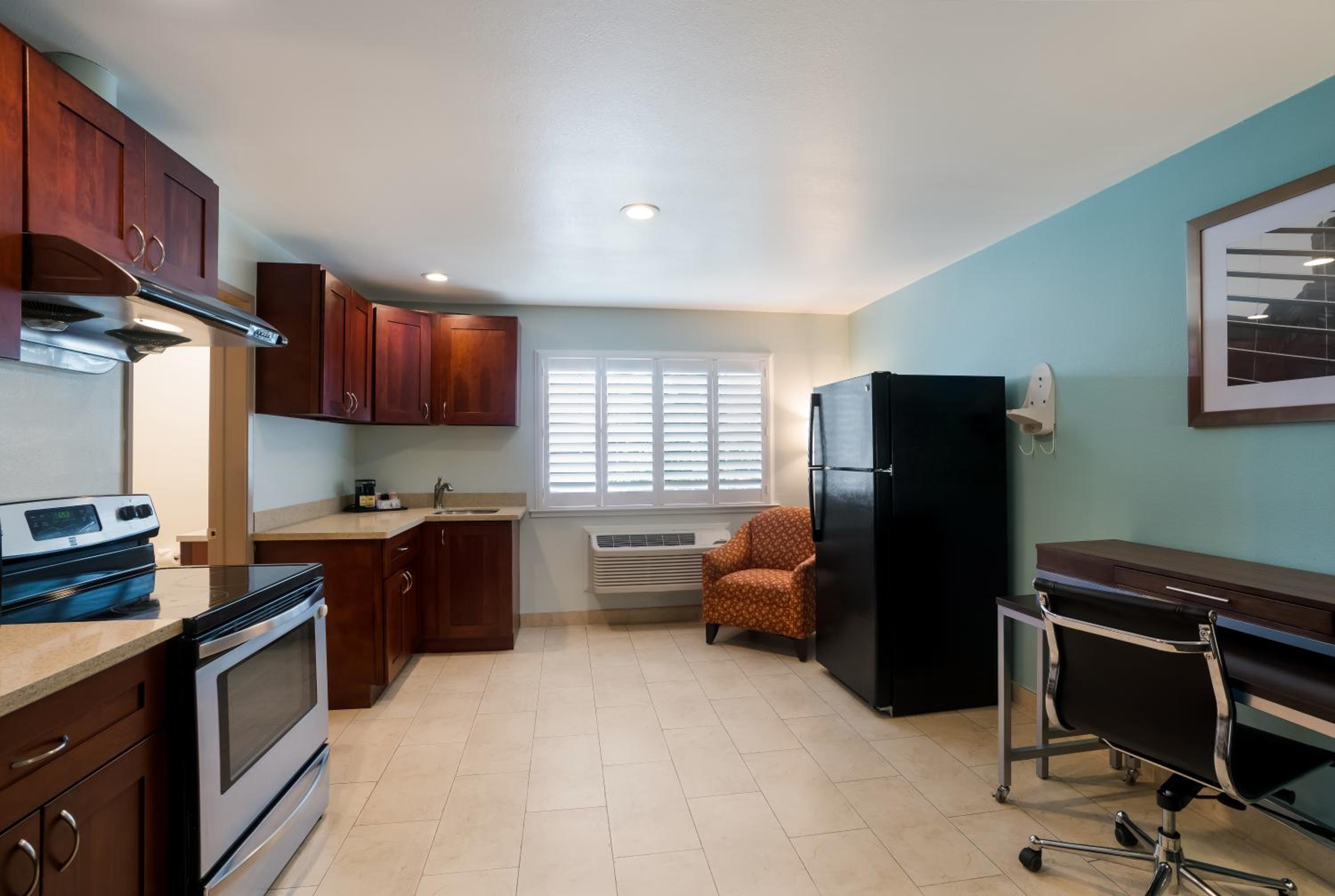 King Suite - Non-Smoking photo 3