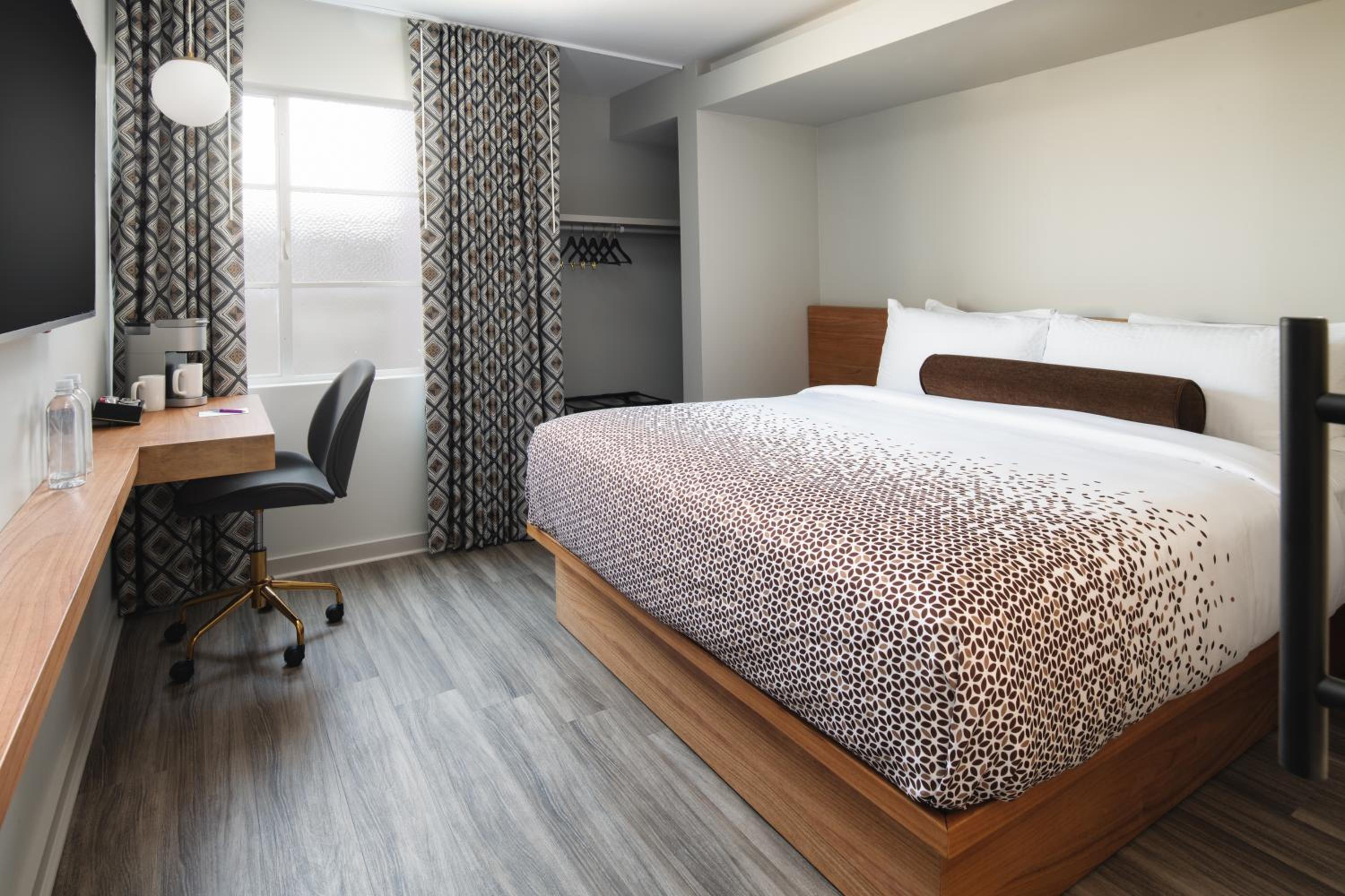 Deluxe King Room - Photo 9