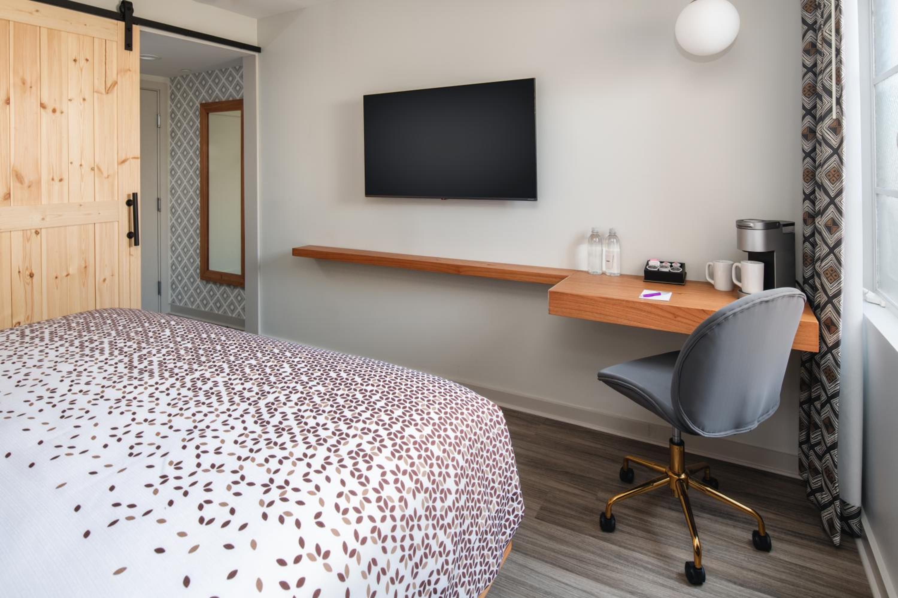 Deluxe King Room - Photo 1