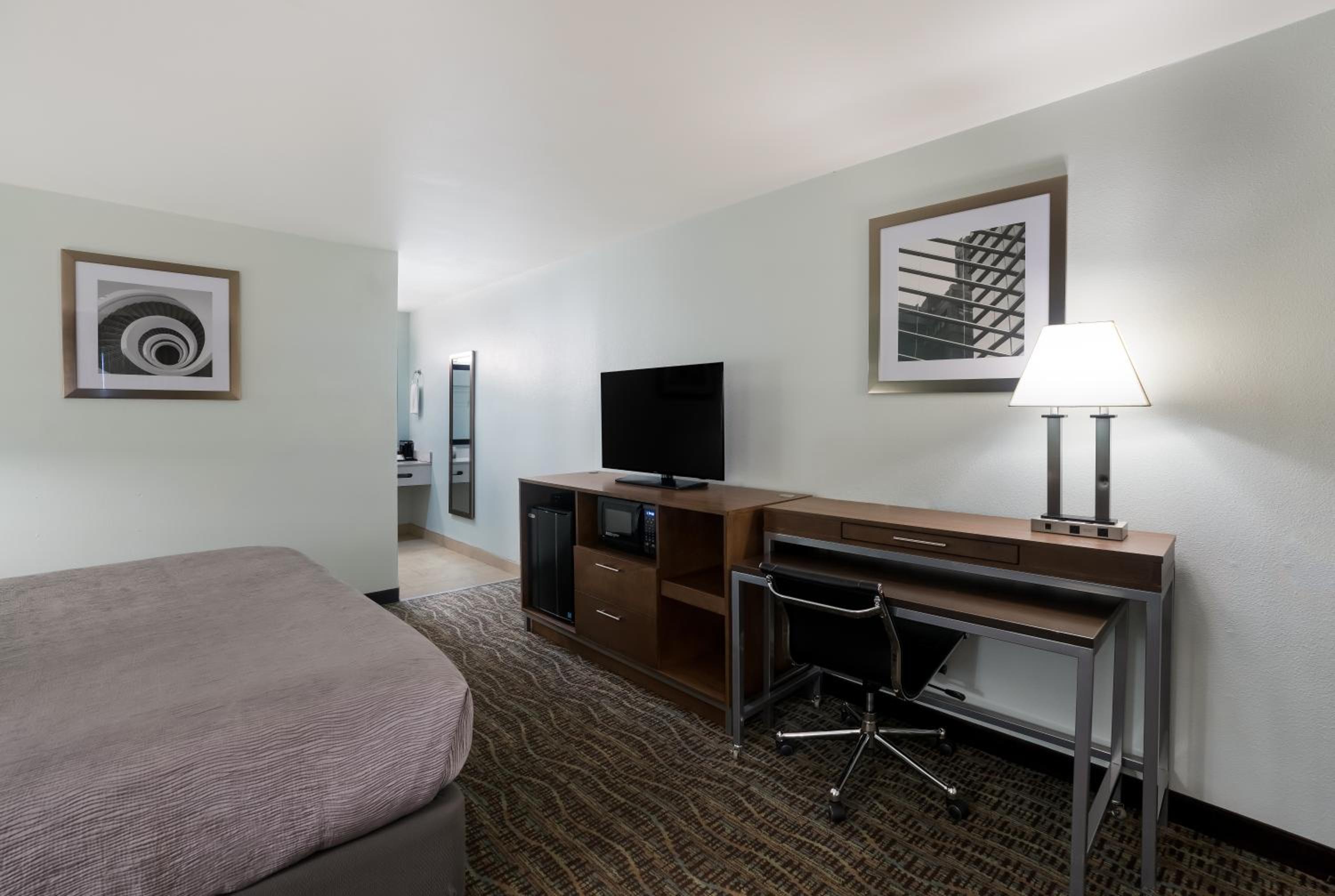 King Room - Non-Smoking photo 2