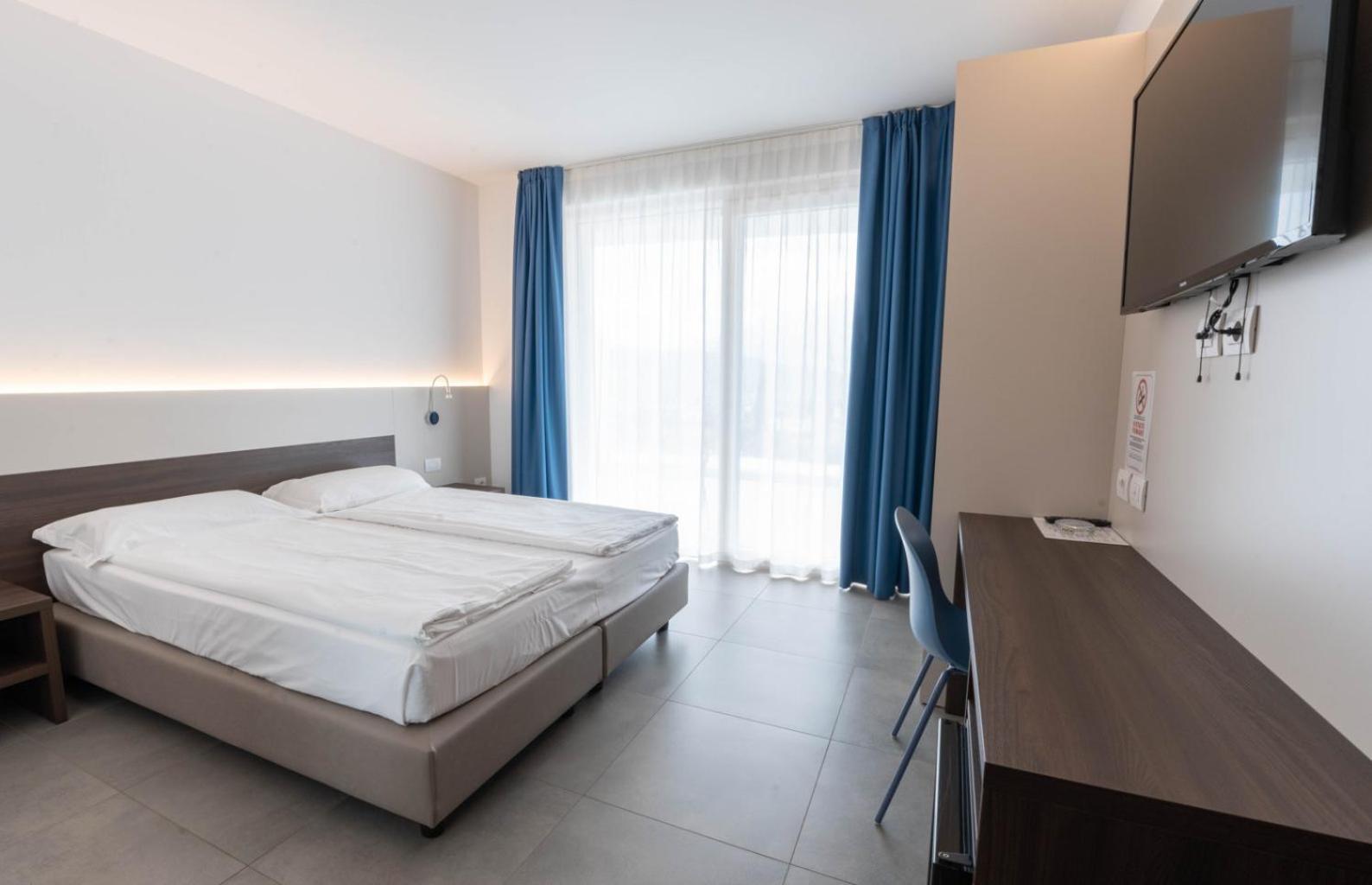 Double or Twin Room with Lake View - Photo 1