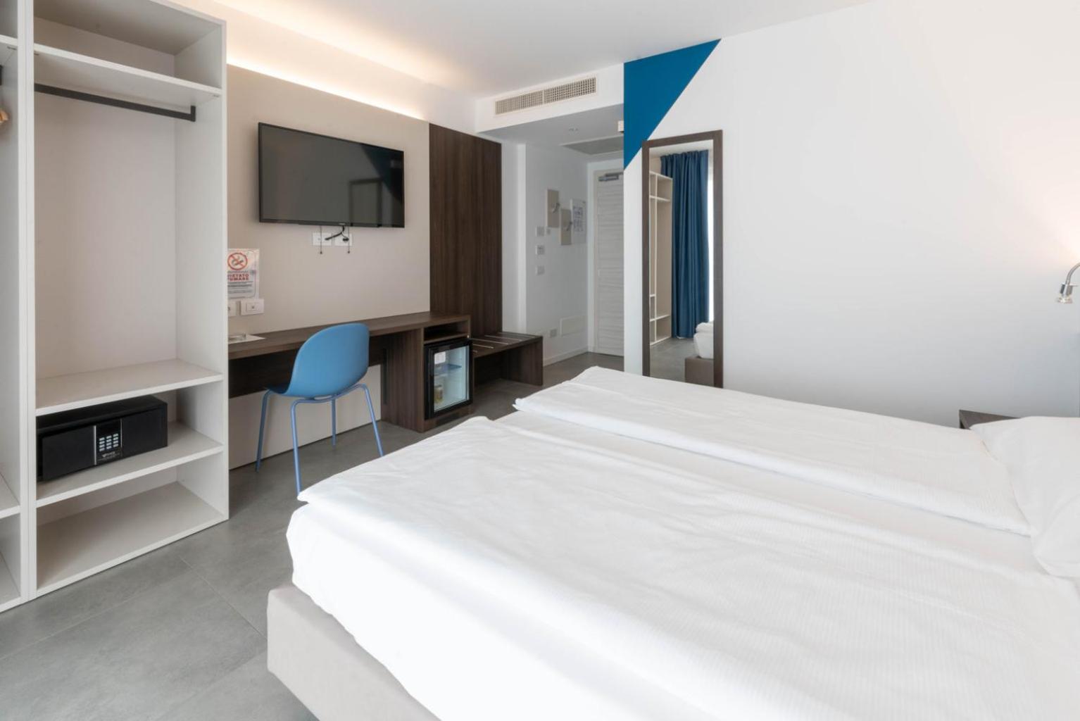 Double or Twin Room with Lake View - Photo 3