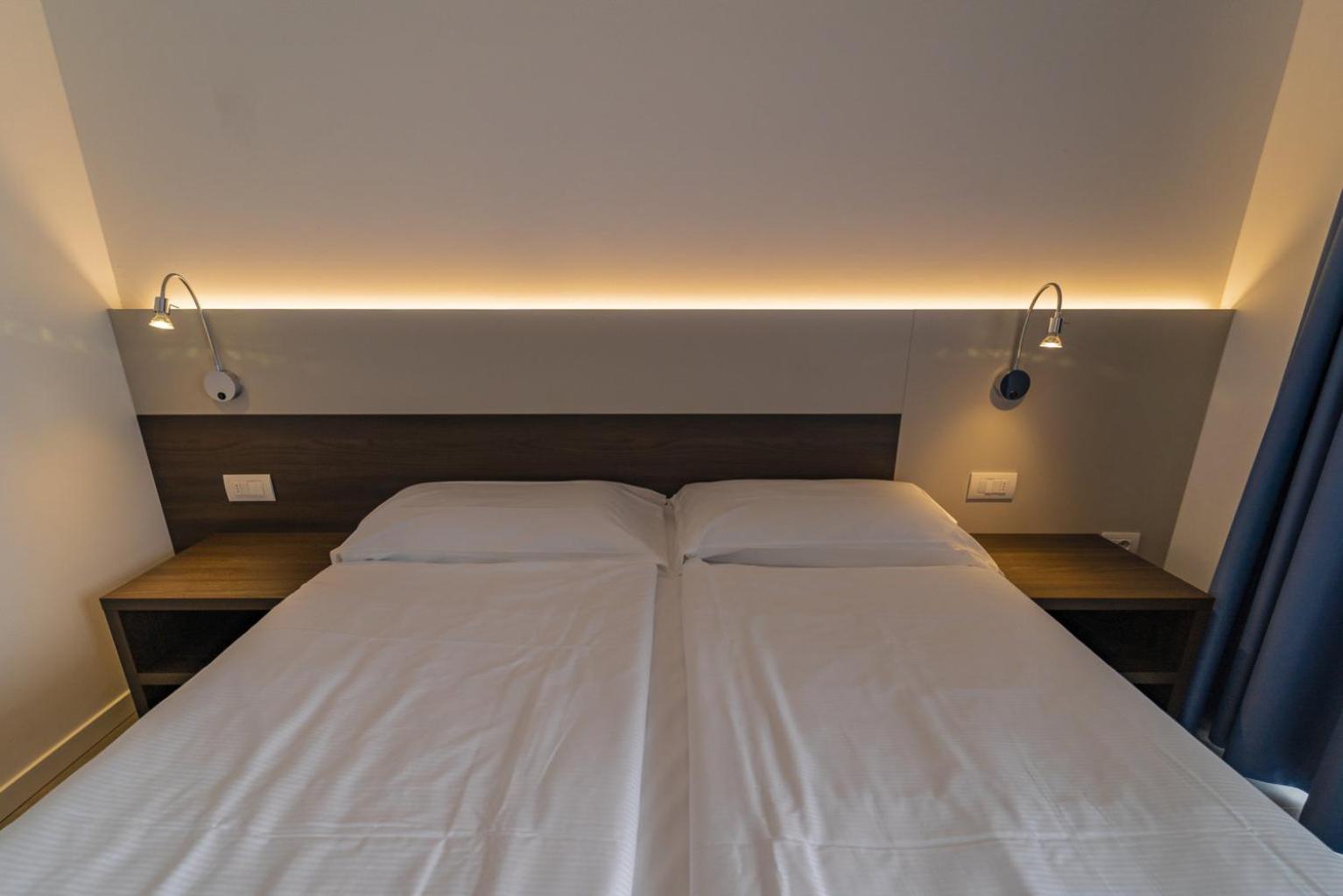 Double or Twin Room with Lake View - Photo 2