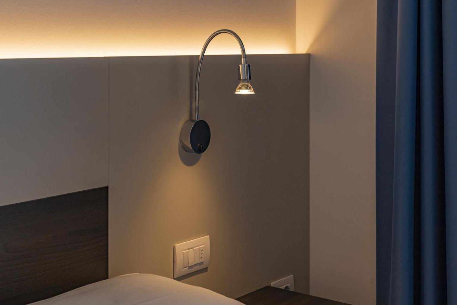 Double or Twin Room with Lake View - Photo 4