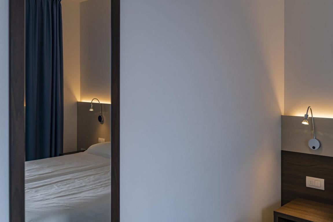 Double or Twin Room with Lake View - Photo 5