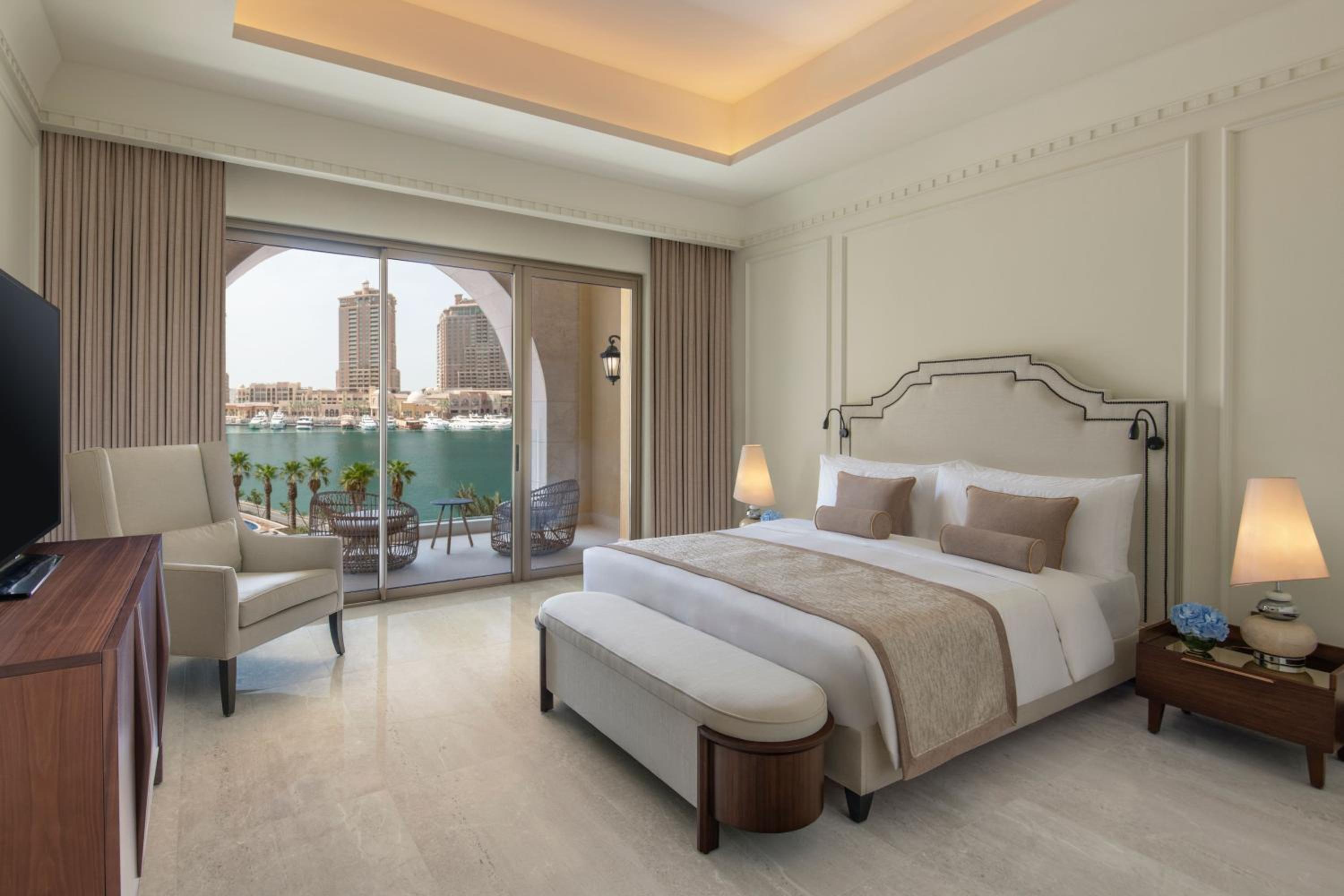 One-Bedroom King Suite with Sea View and Balcony - Photo 1
