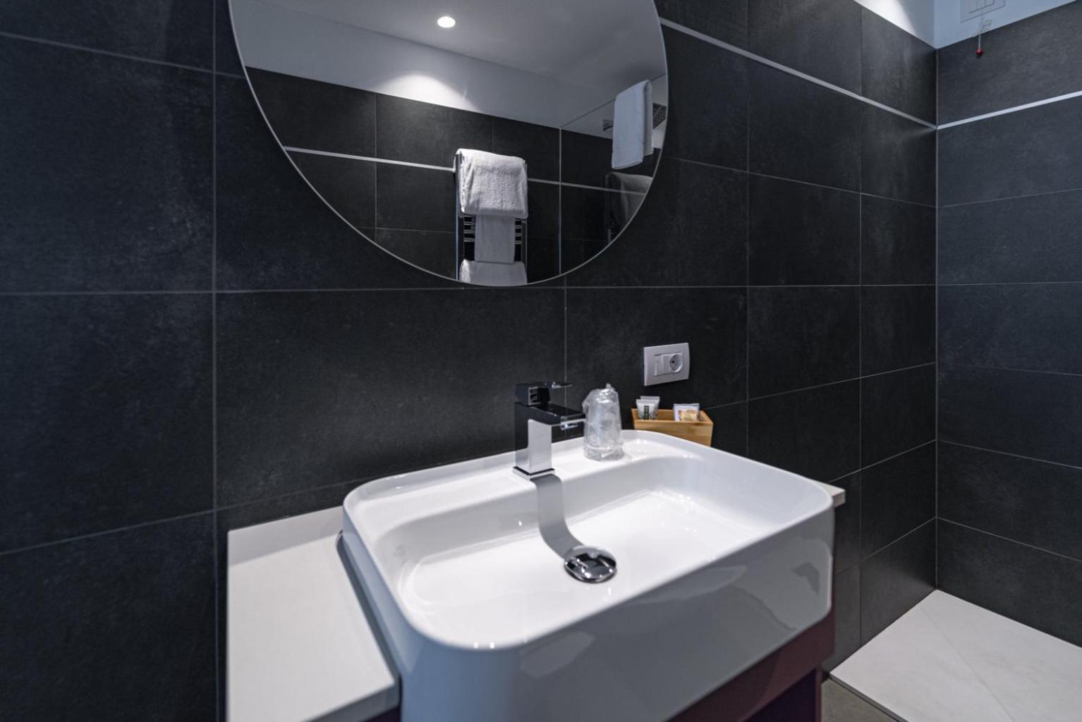 Double or Twin Room with Lake View - Photo 6