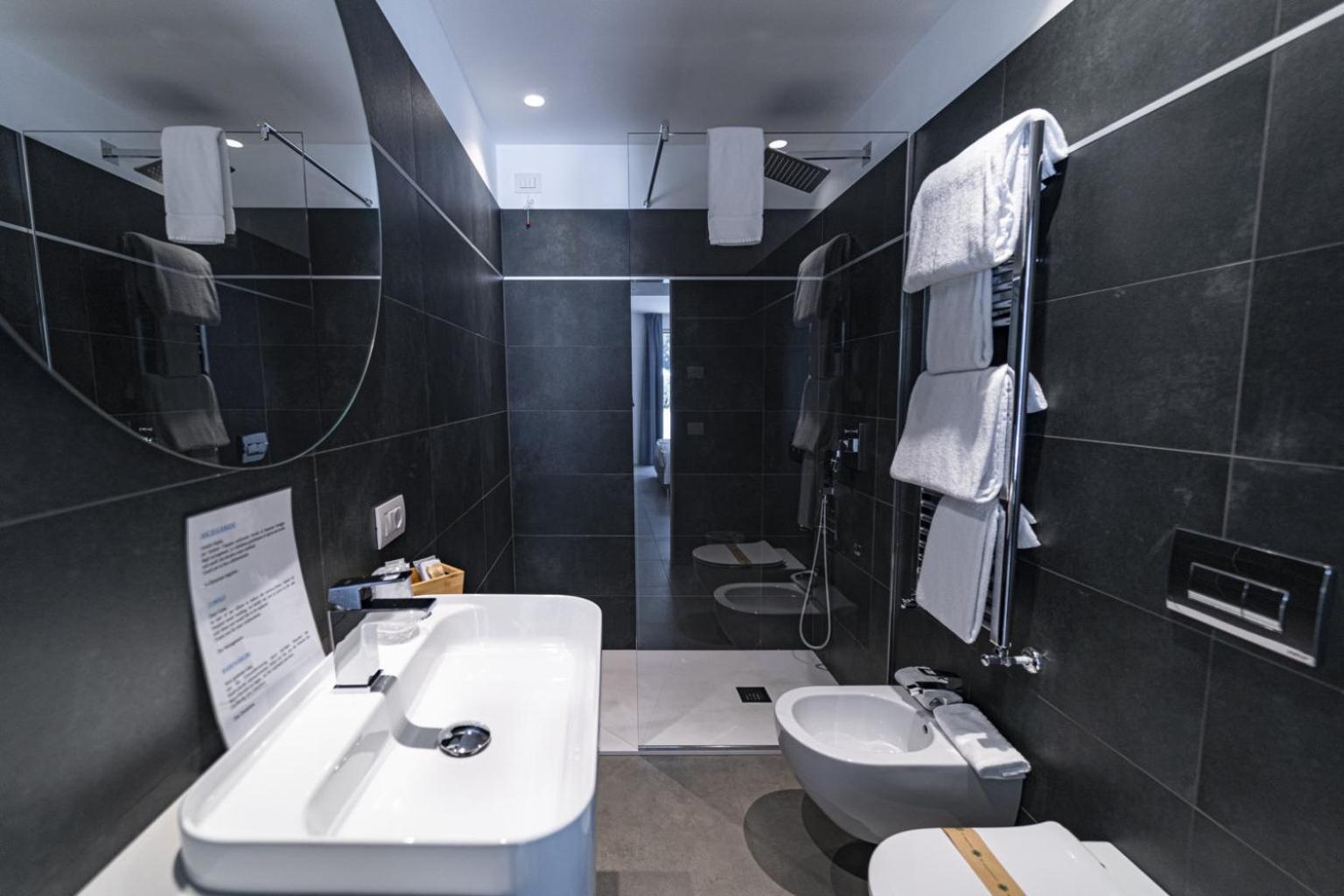 Double or Twin Room with Lake View - Photo 7