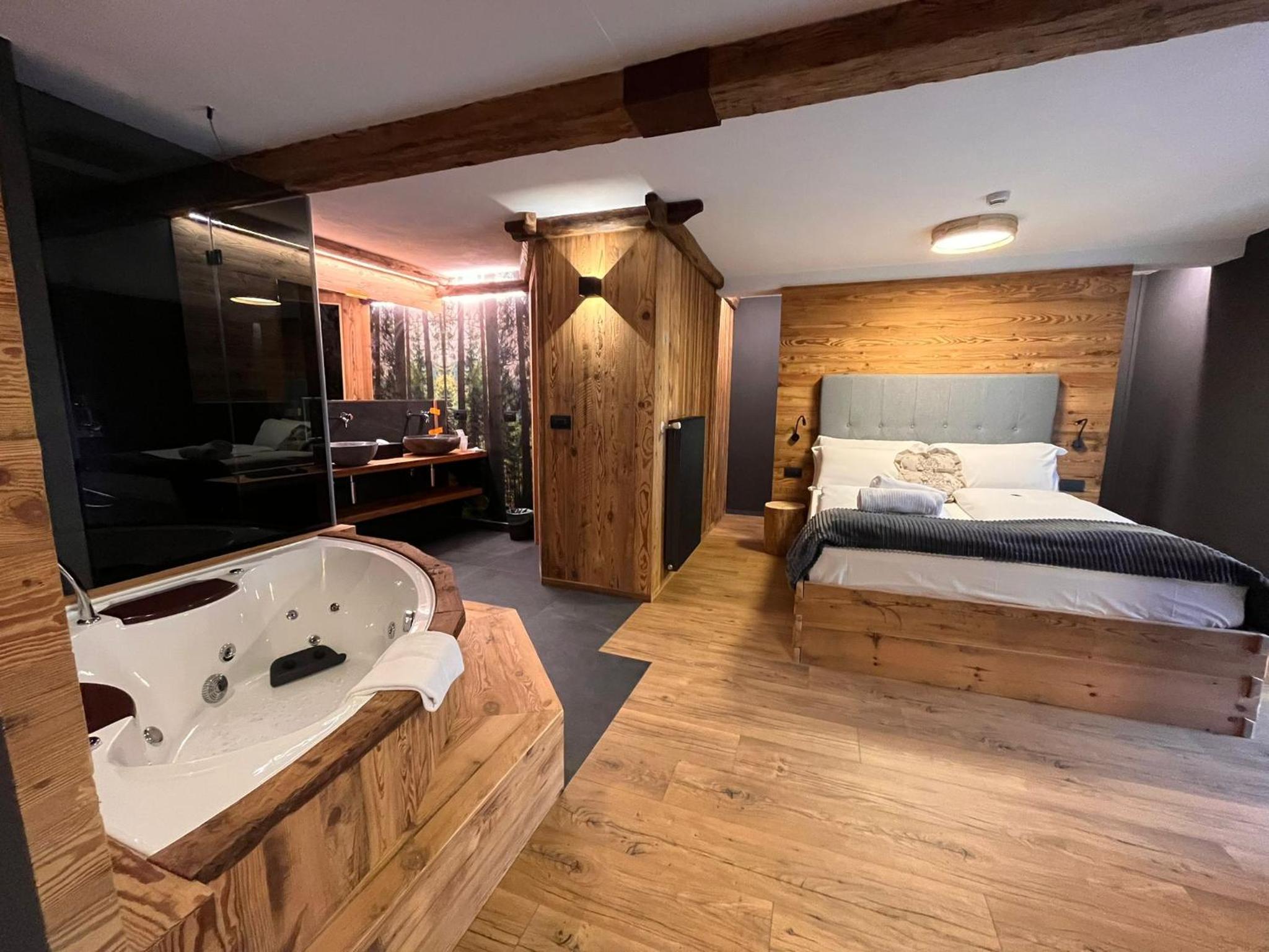 Deluxe Suite with Spa Bath photo 1