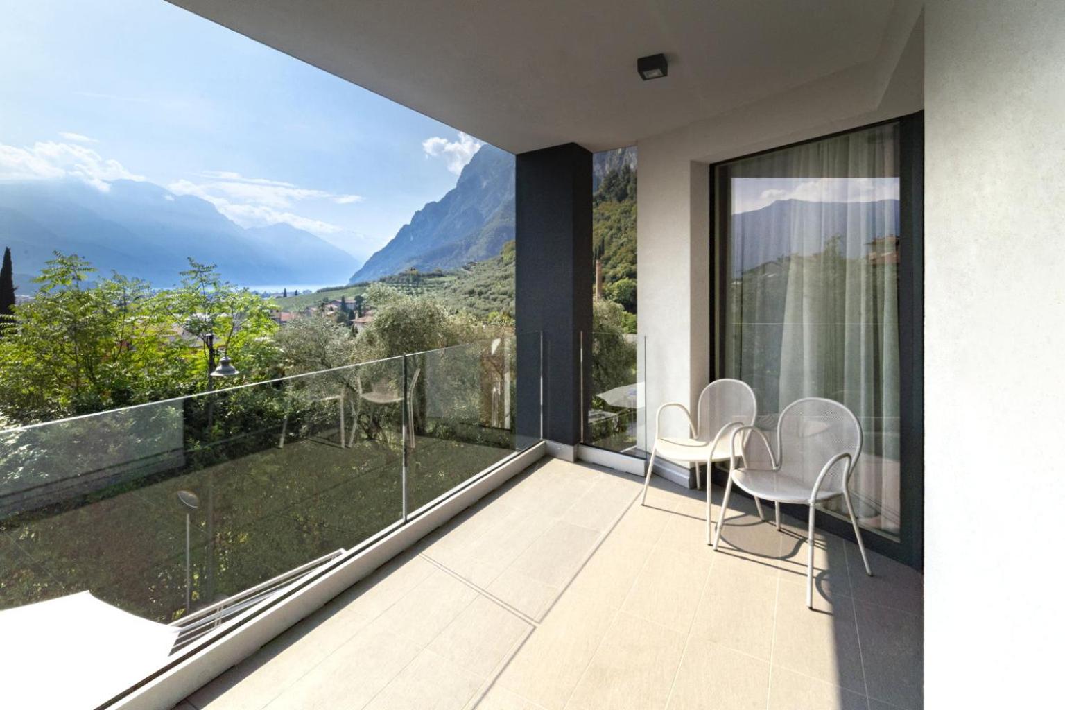 Junior Suite with Balcony and Lake View - Photo 5