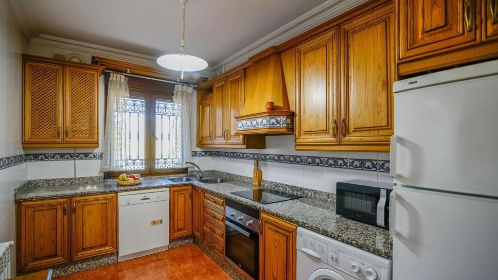 Seven-Bedroom House photo 3