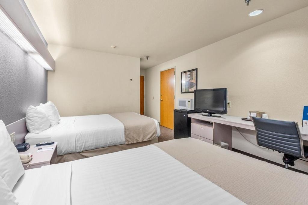 Queen Room with Two Queen Beds - Non-Smoking - Photo 1