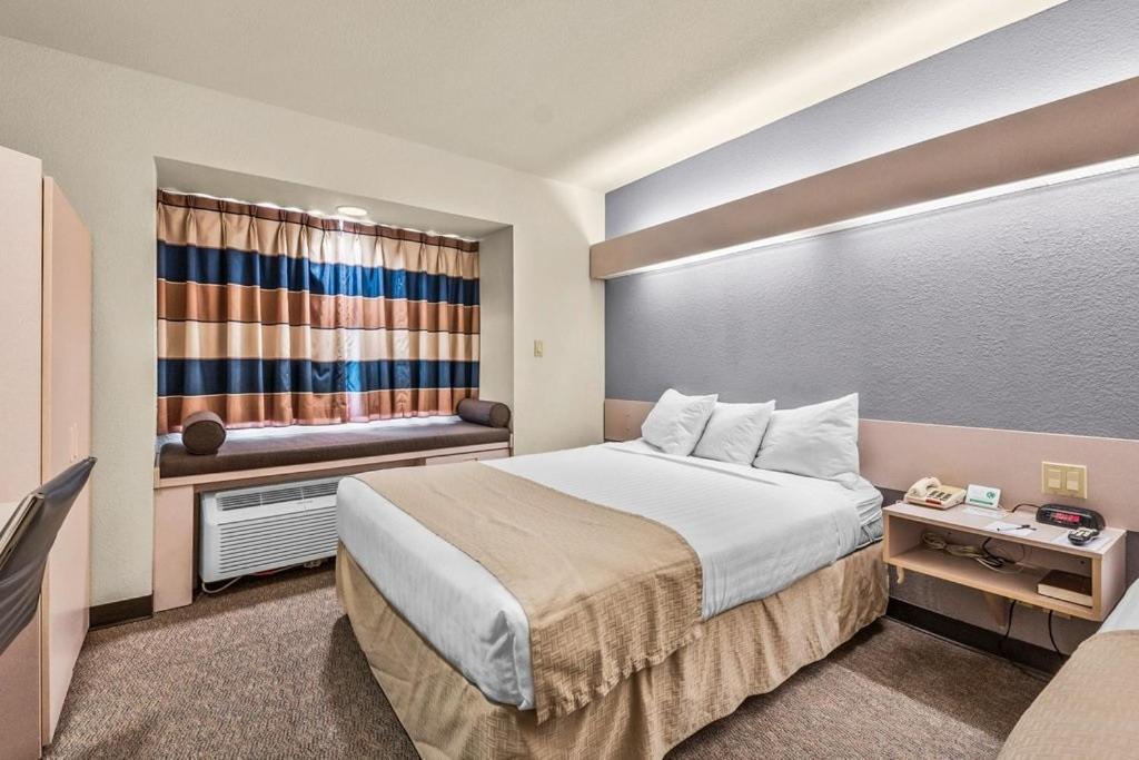 Queen Room with Two Queen Beds - Non-Smoking - Photo 2